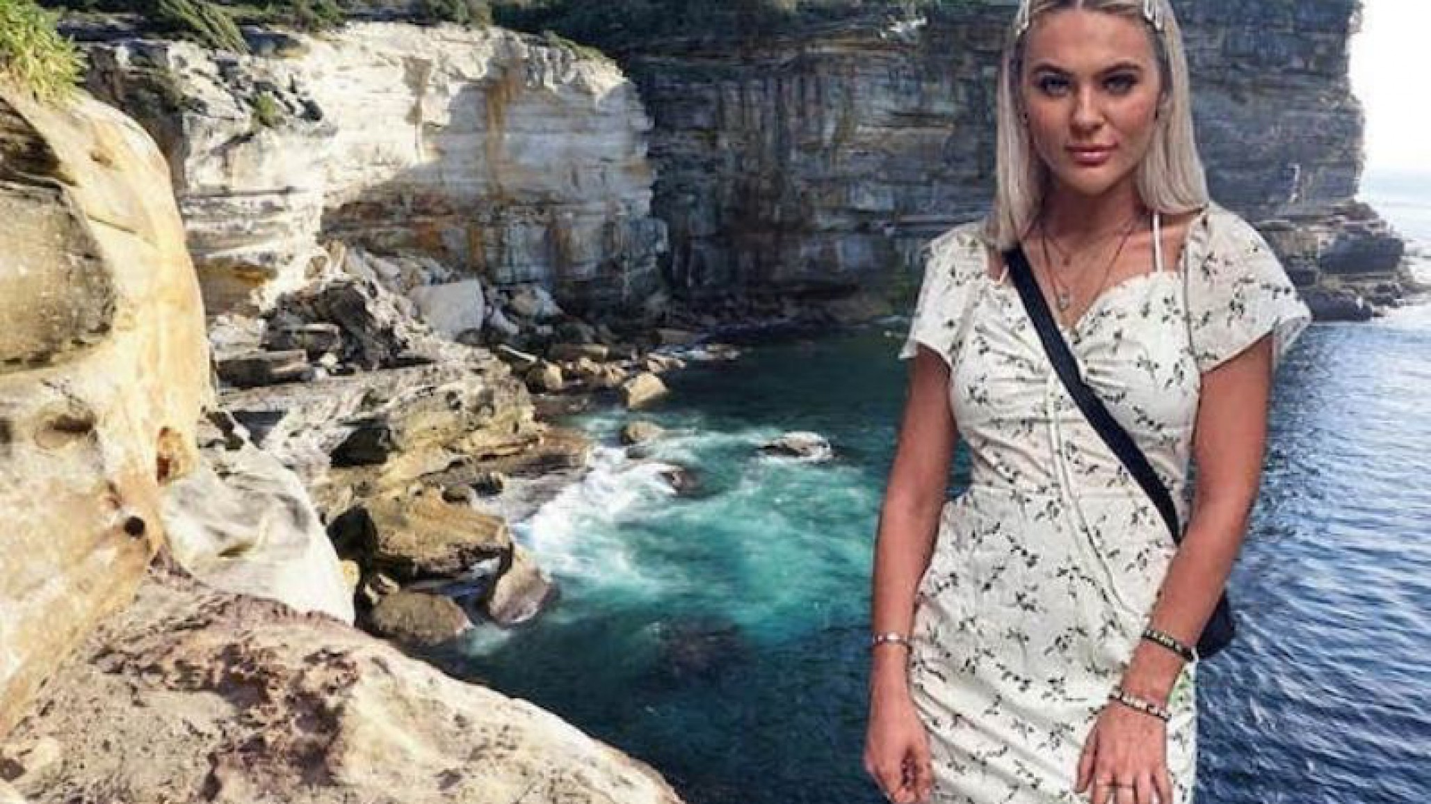 Murió una modelo británica al caer de un acantilado cuando intentaba sacarse una selfie