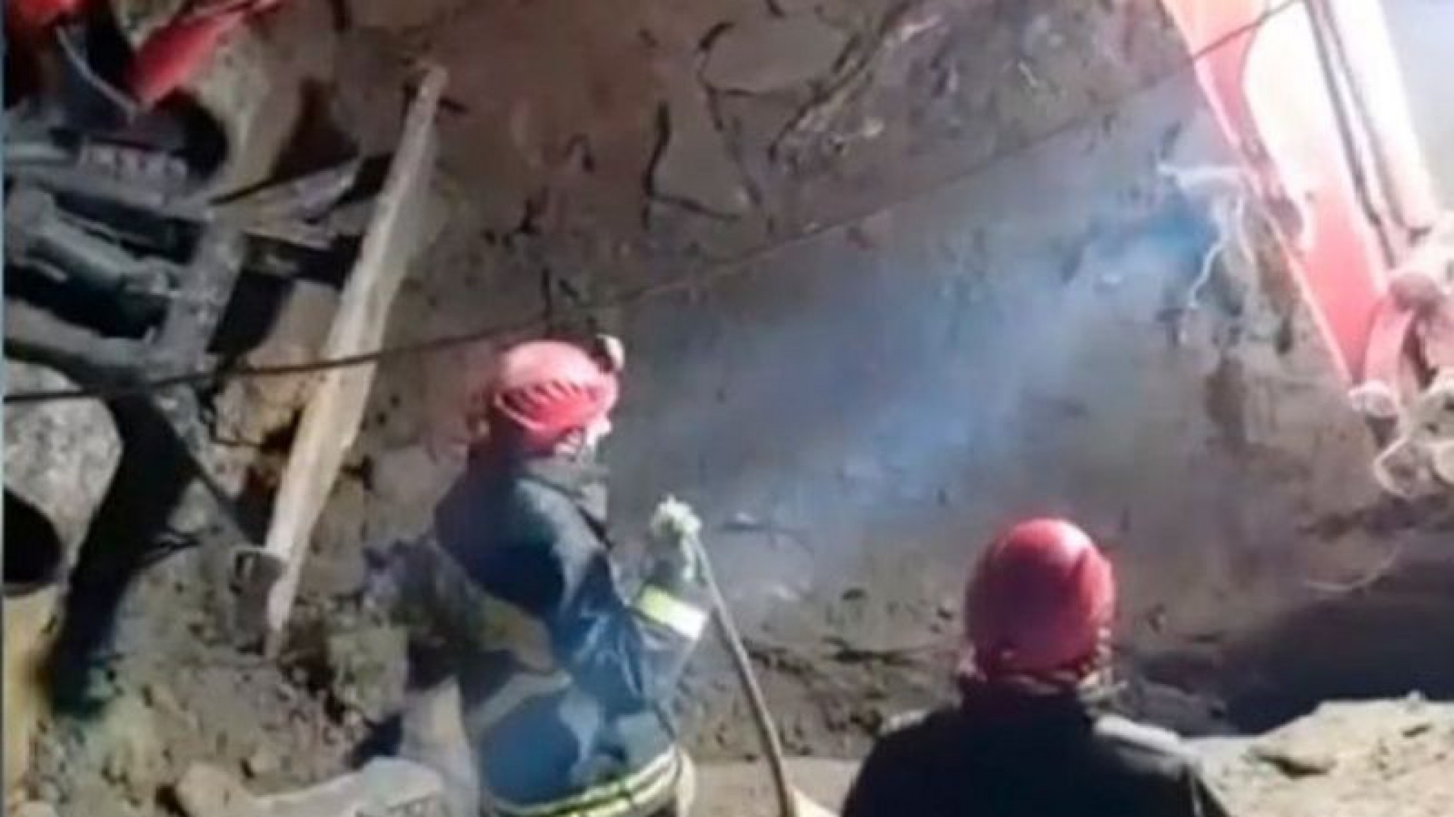 Video Viral Italia: El momento en que Bomberos rescatan a dos perros atrapados en una cantera