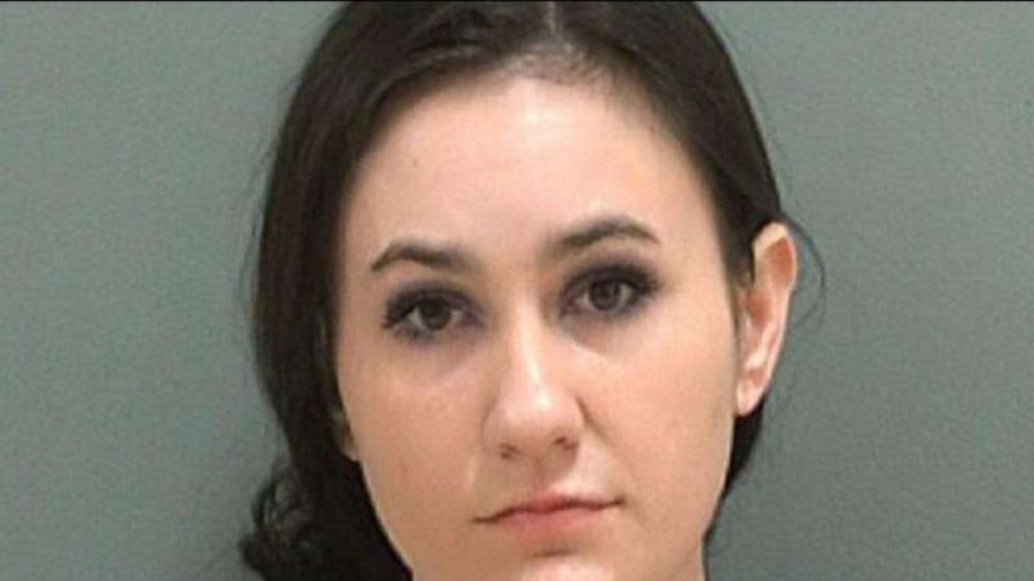 Maestra de 22 años acusada de practicar sexo oral a un estudiante