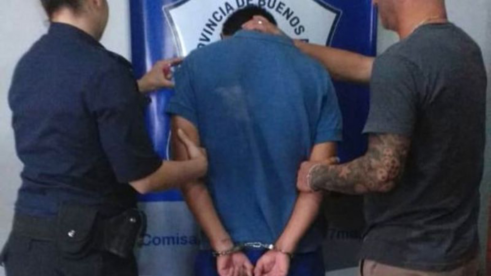 Fue a visitar a su amigo de toda la vida, lo mató de un disparo en el ojo, robó su moto y huyó