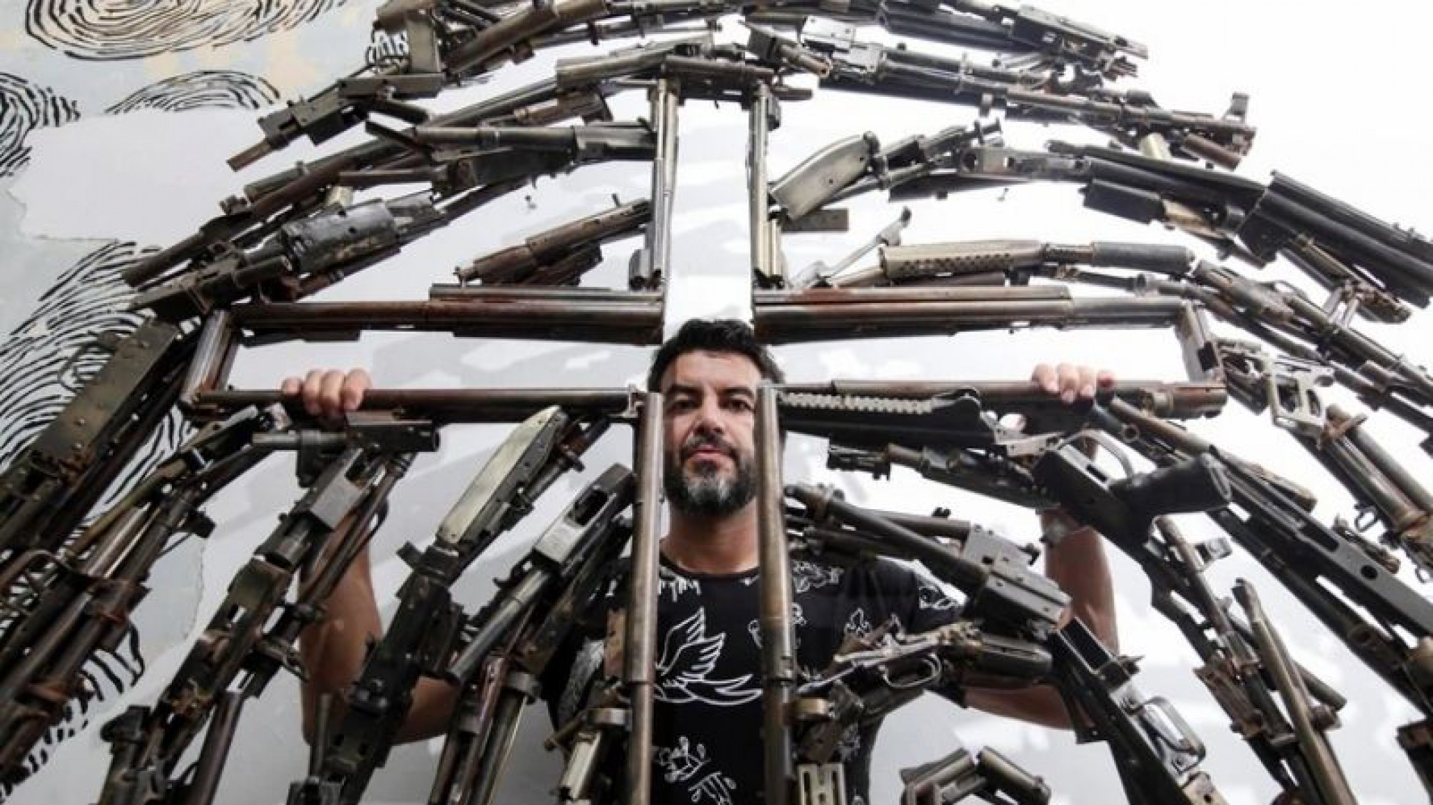 ¿Qué hacer con las armas decomisadas? Este escultor mexicano encontró una alternativa