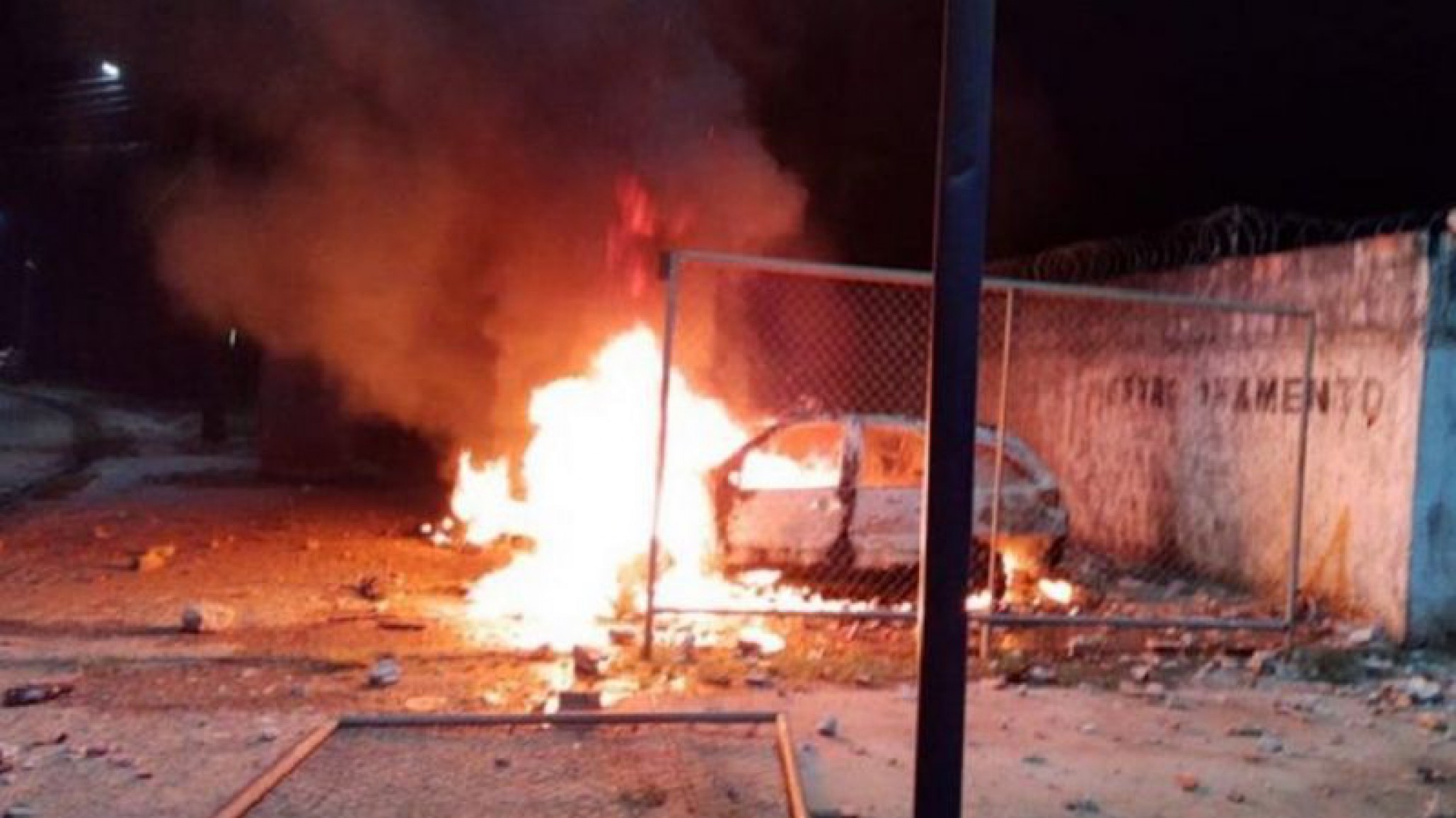 Brasil: Sacan de la comisaría a un sujeto acusado de violación y lo prenden fuego en la calle