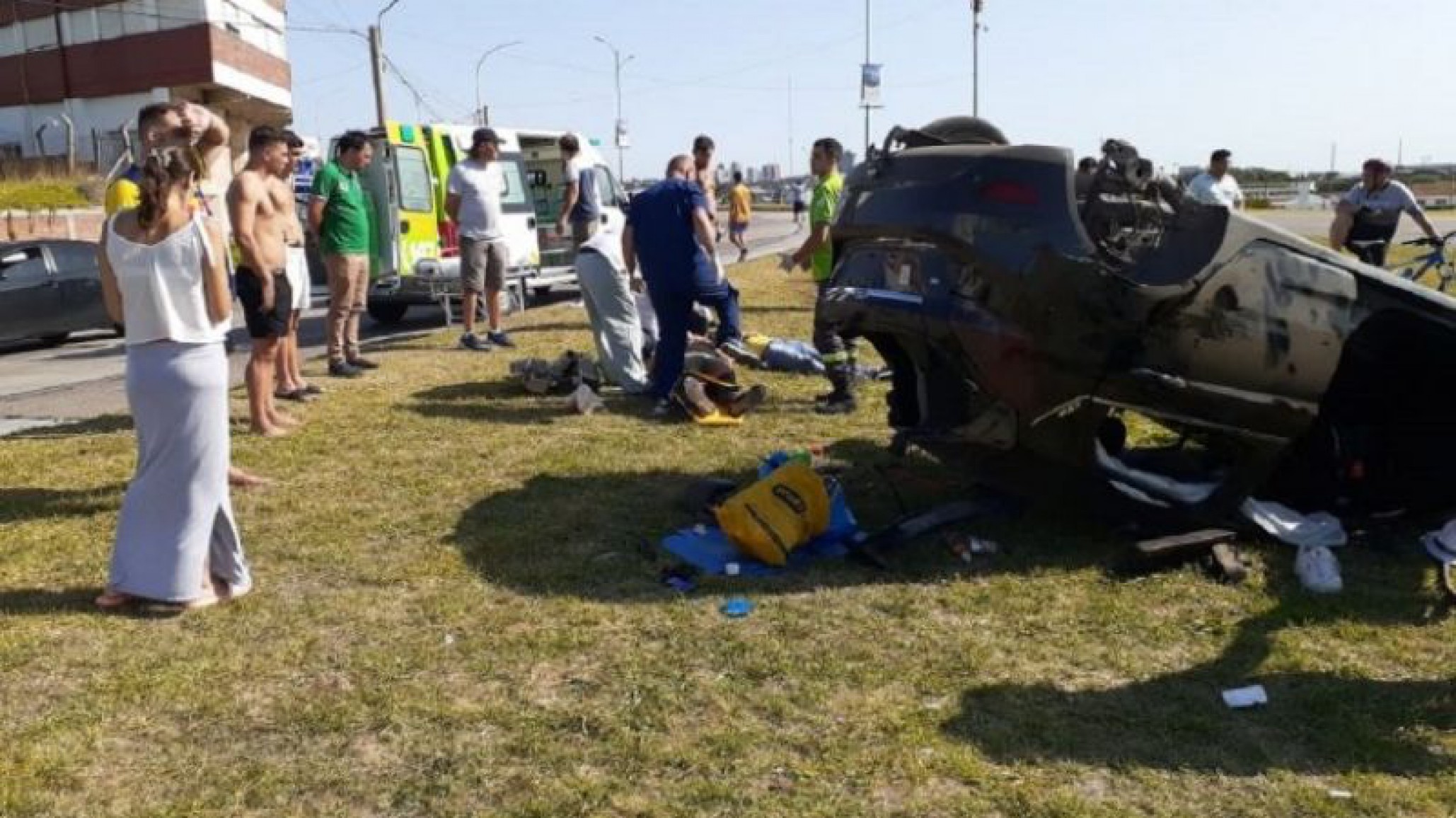 Perdió el control del vehículo y volcó, hay cinco jóvenes heridos y uno se encuentra en grave estado