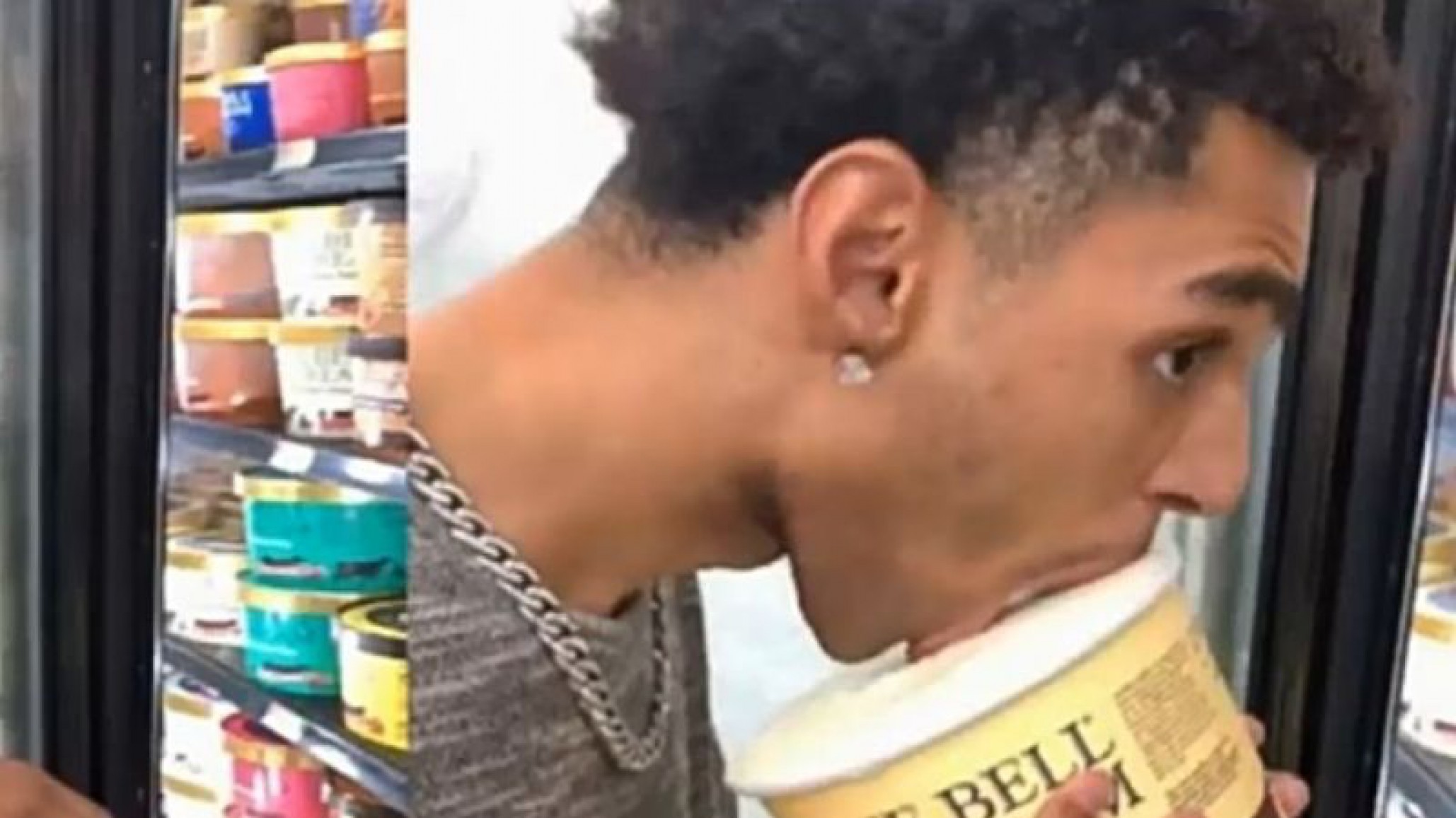 Joven es enviado a prisión por lamer un helado y devolverlo