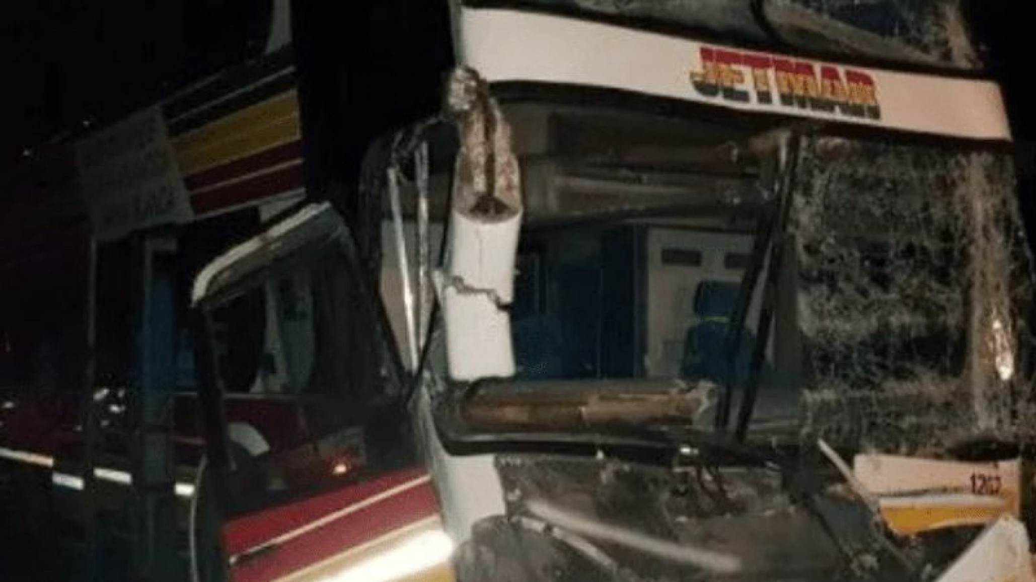 Terrible choque entre un micro de larga distancia que trasladaba 30 pasajeros y un camión