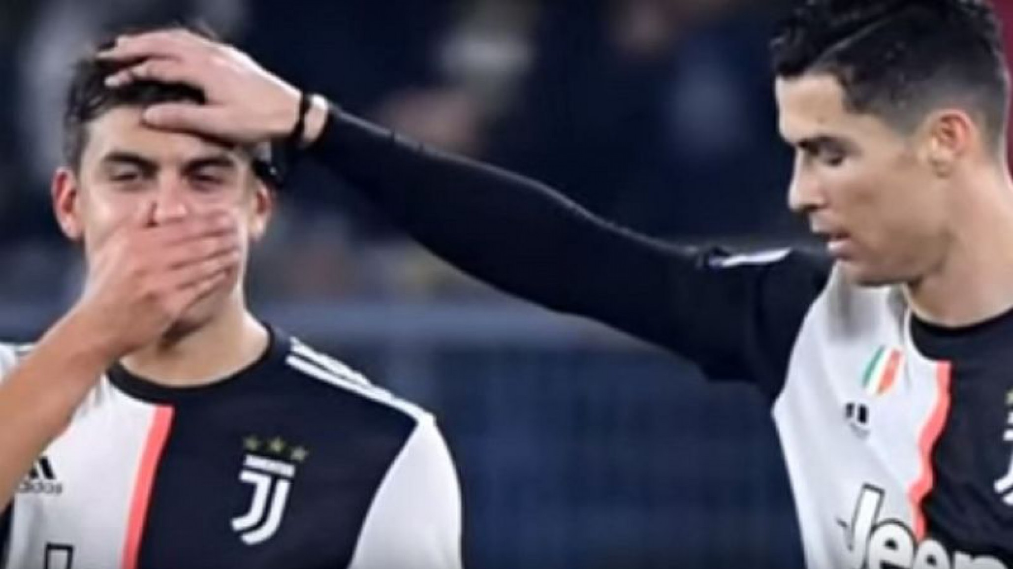Festejo afectuoso: Cristiano y Dybala se besaron por accidente luego del segundo gol del portugués