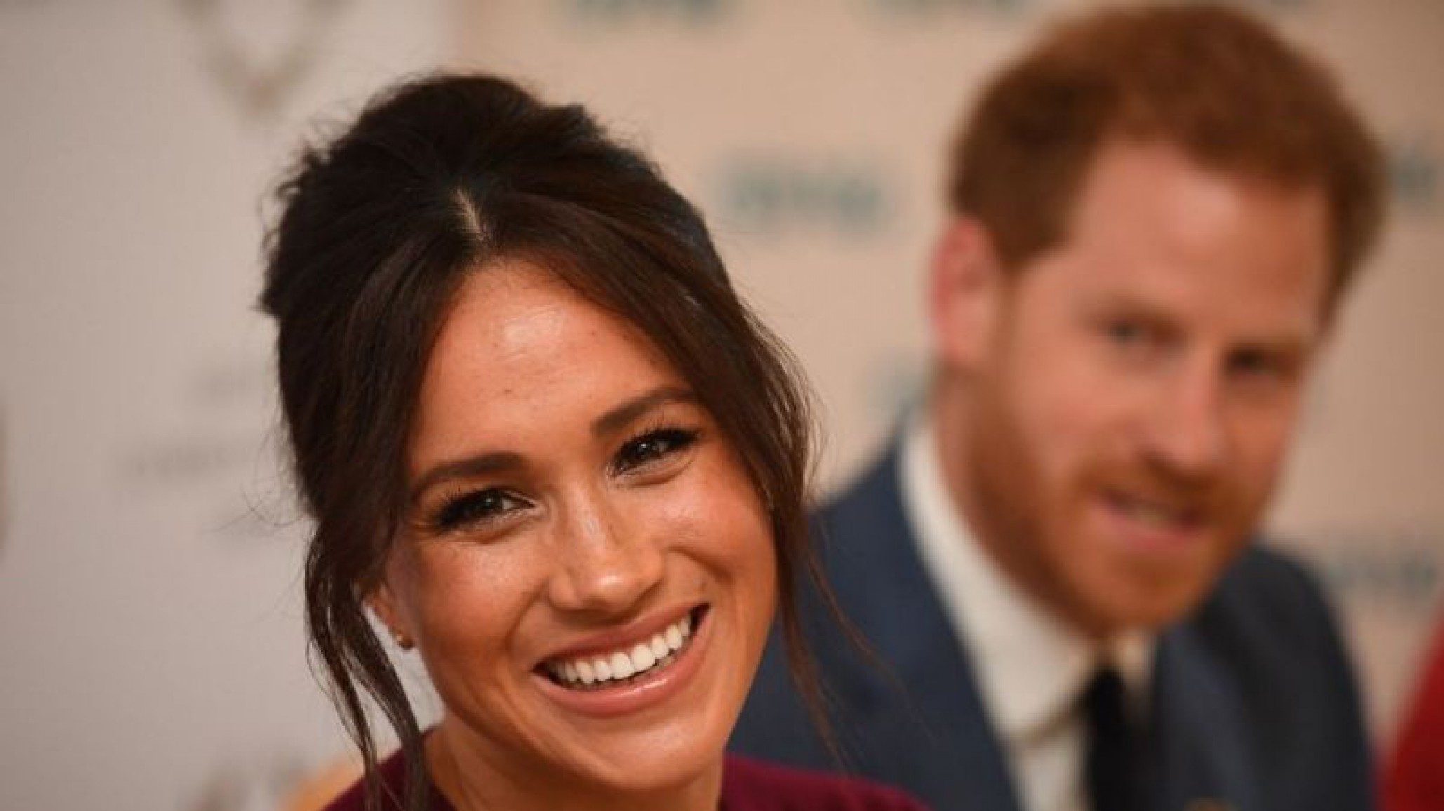 Meghan Markle lejos de la realeza y con vida más simple: paseó con su bebé y su perro