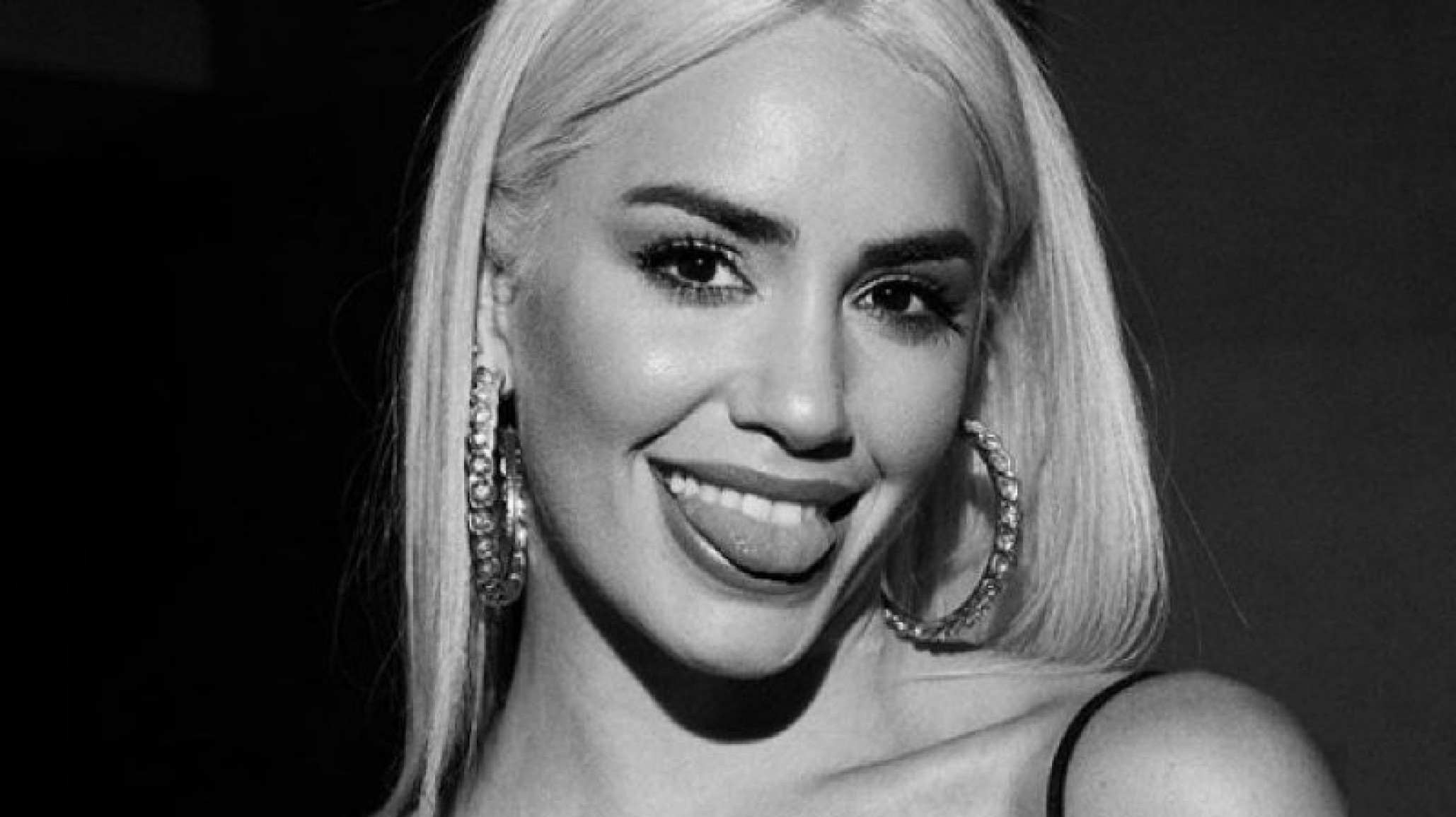 Lali volvió a Europa y repartió besos a sus seguidores