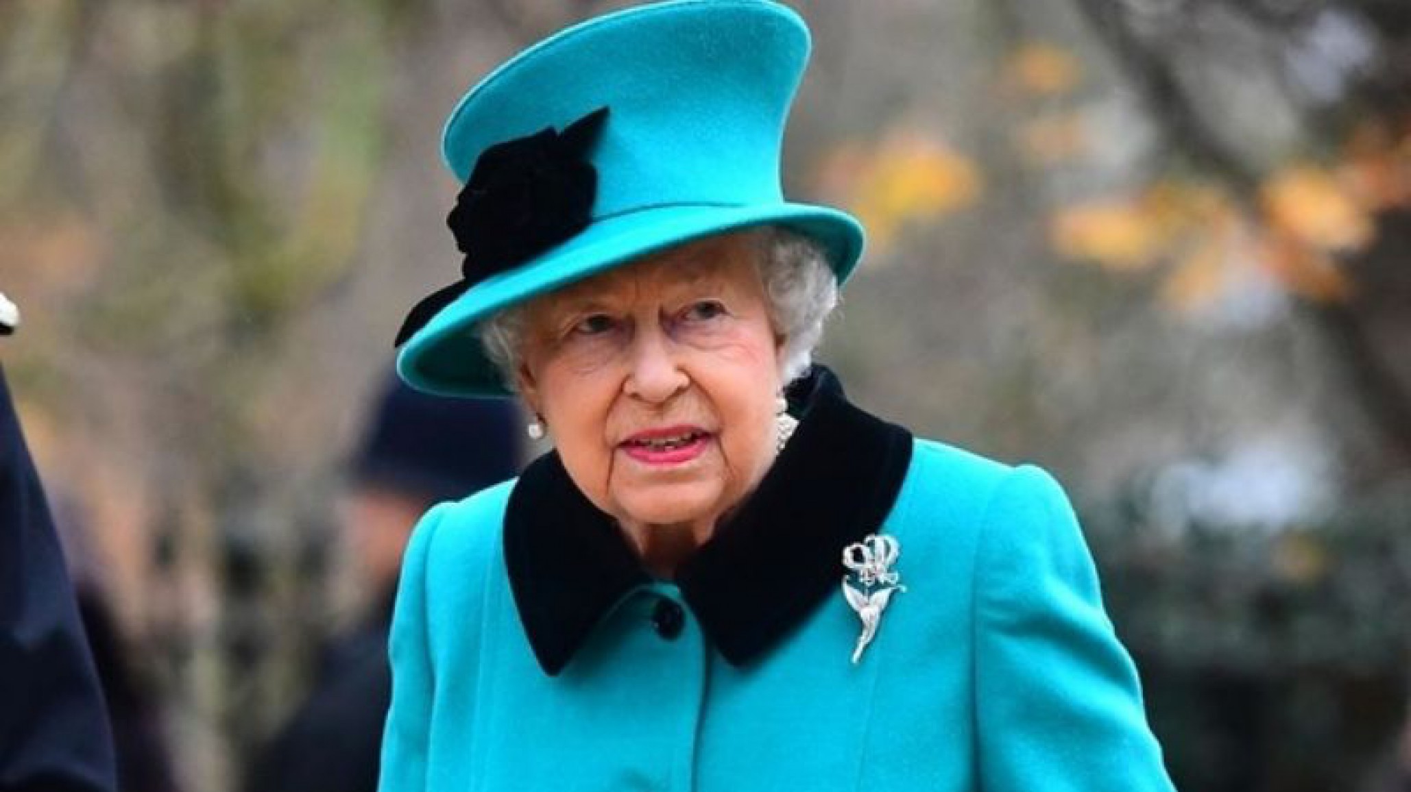 La Reina Isabel II está en cuarentena y sólo 3 personas se le pueden acercar