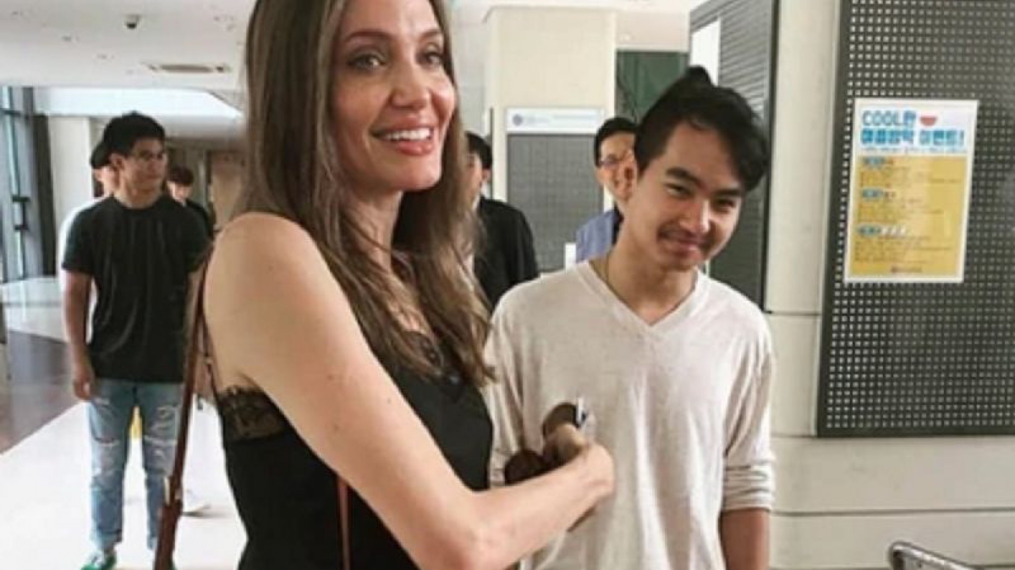El hijo mayor de Angelina Jolie regresó con ella para pasar la cuarentena