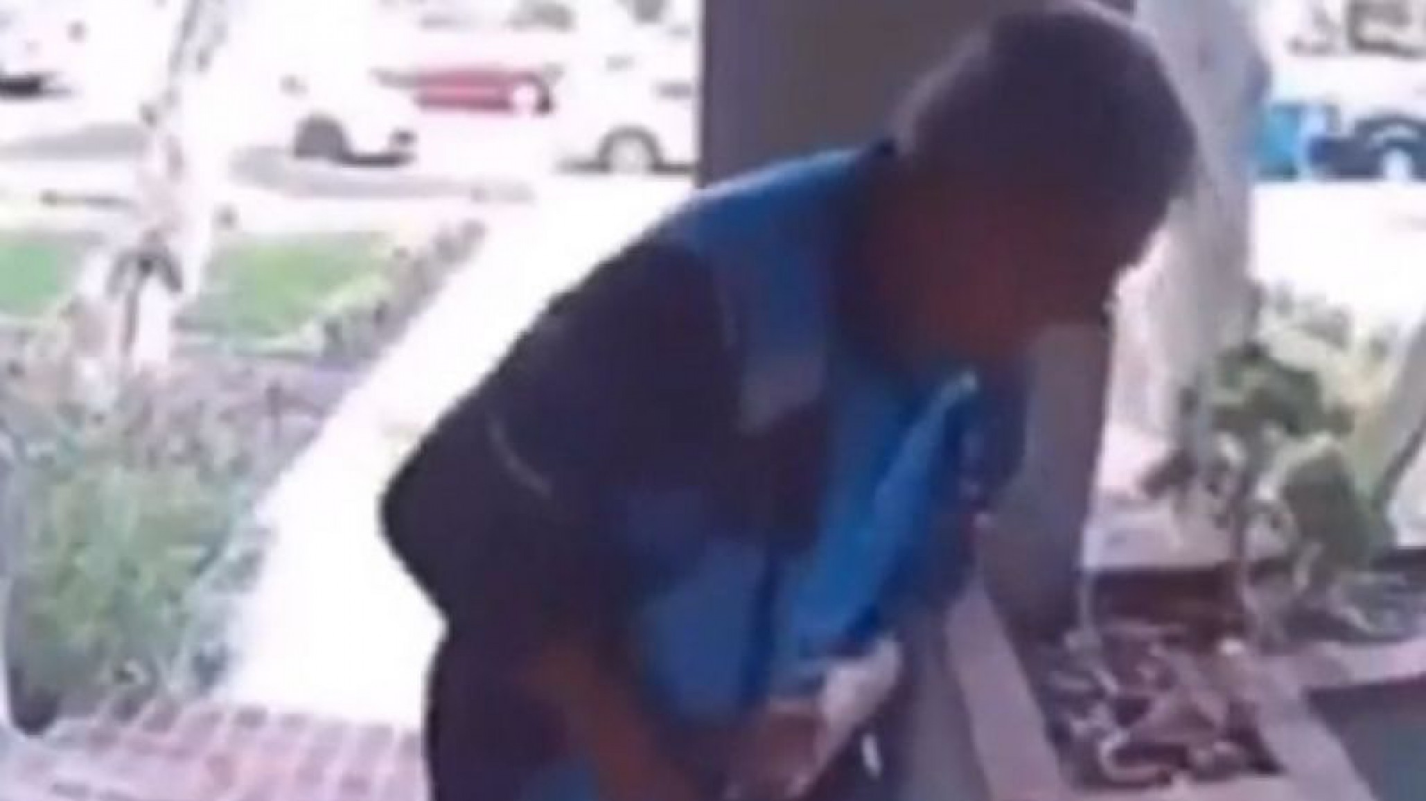 Video Viral: Delivery escupe un paquete poco antes de entregarlo en Los Ángeles