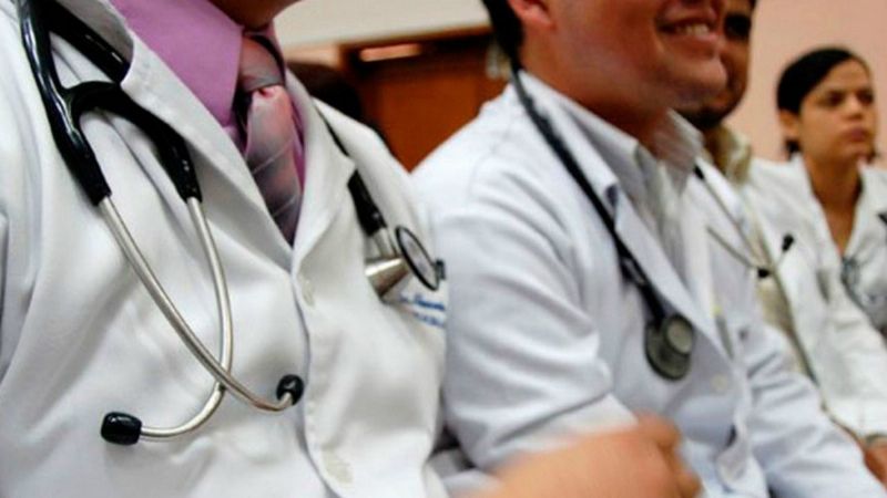 Llega la caballería: hoy arriban al país más de 100 médicos varados en el exterior