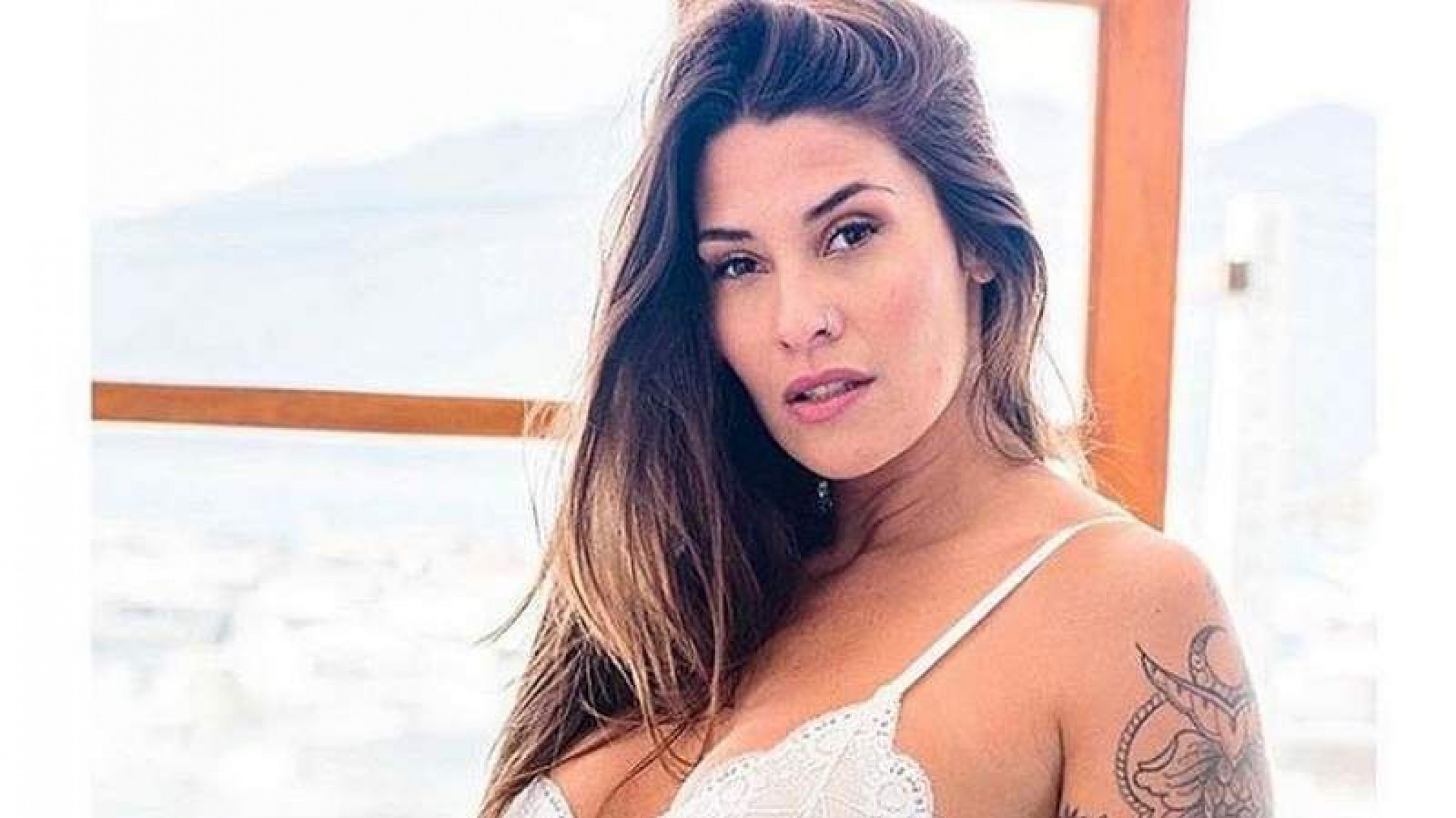 Con la lengua afuera, en topless y tanga: el festejo de Ivana Nada por ser tendencia