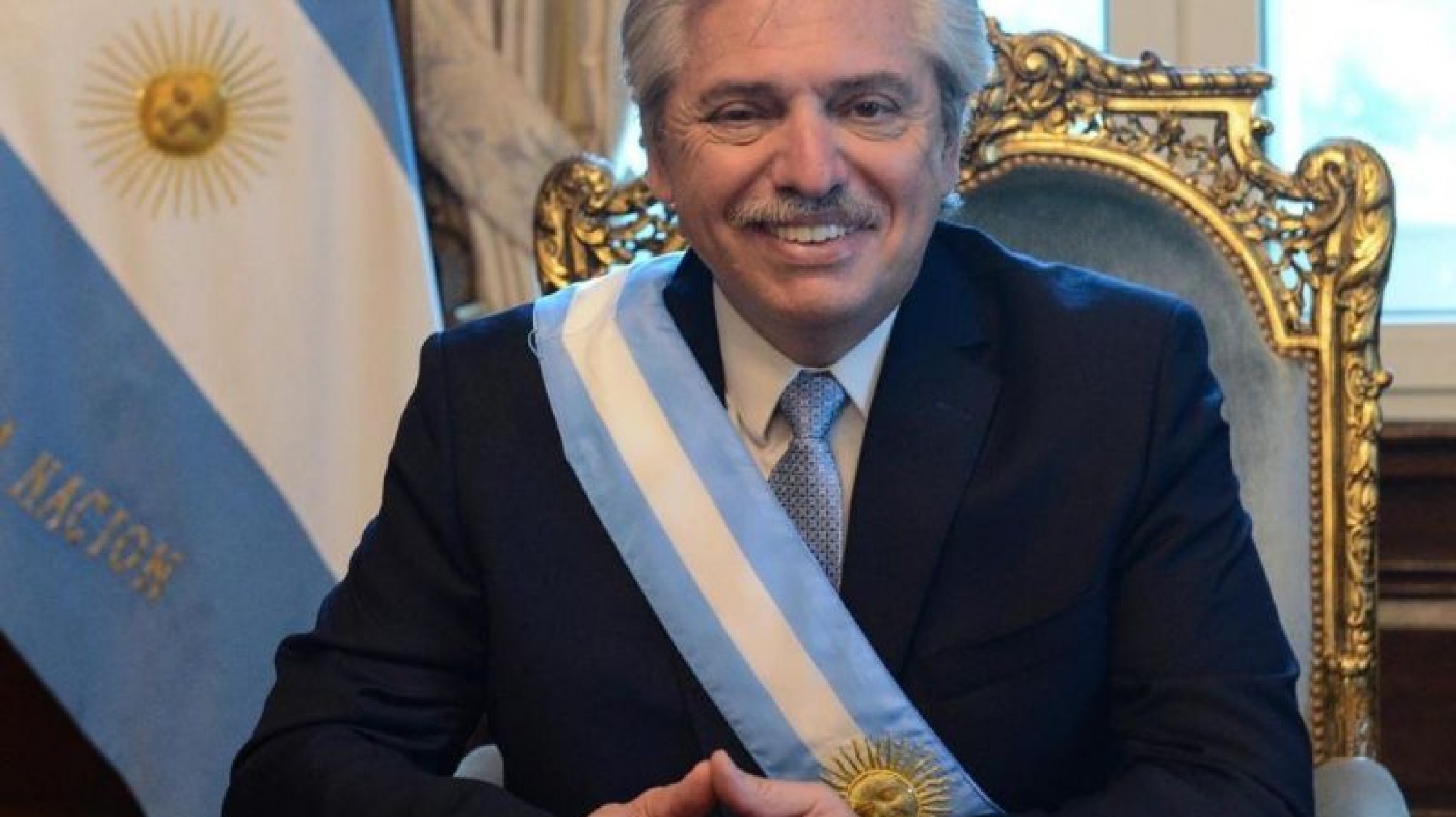 Alberto Fernández cumple años y comenzó el día respondiendo mensajes en Twitter