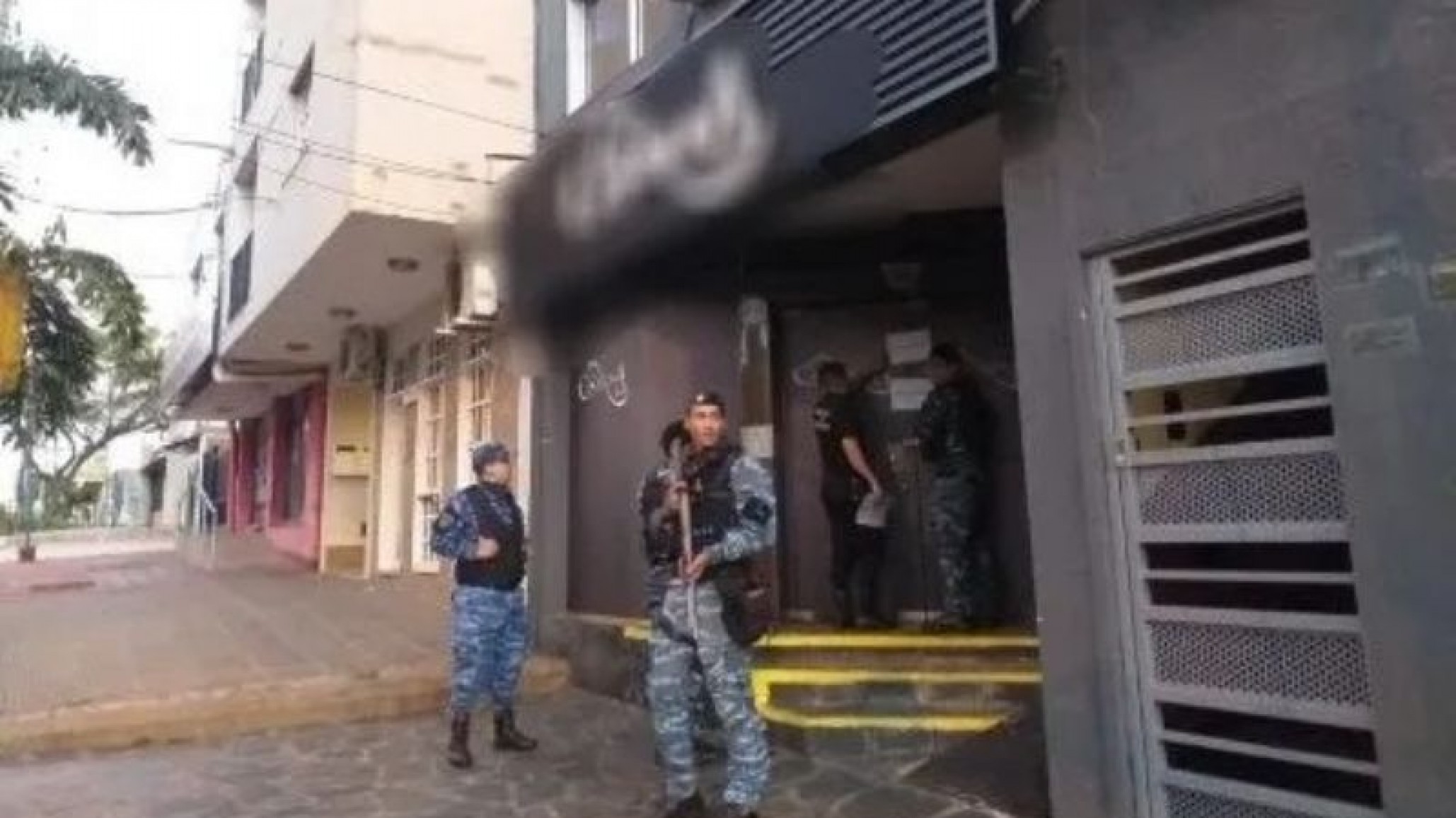 Detuvieron a 12 j髒enes por organizar una fiesta en un boliche en plena cuarentena