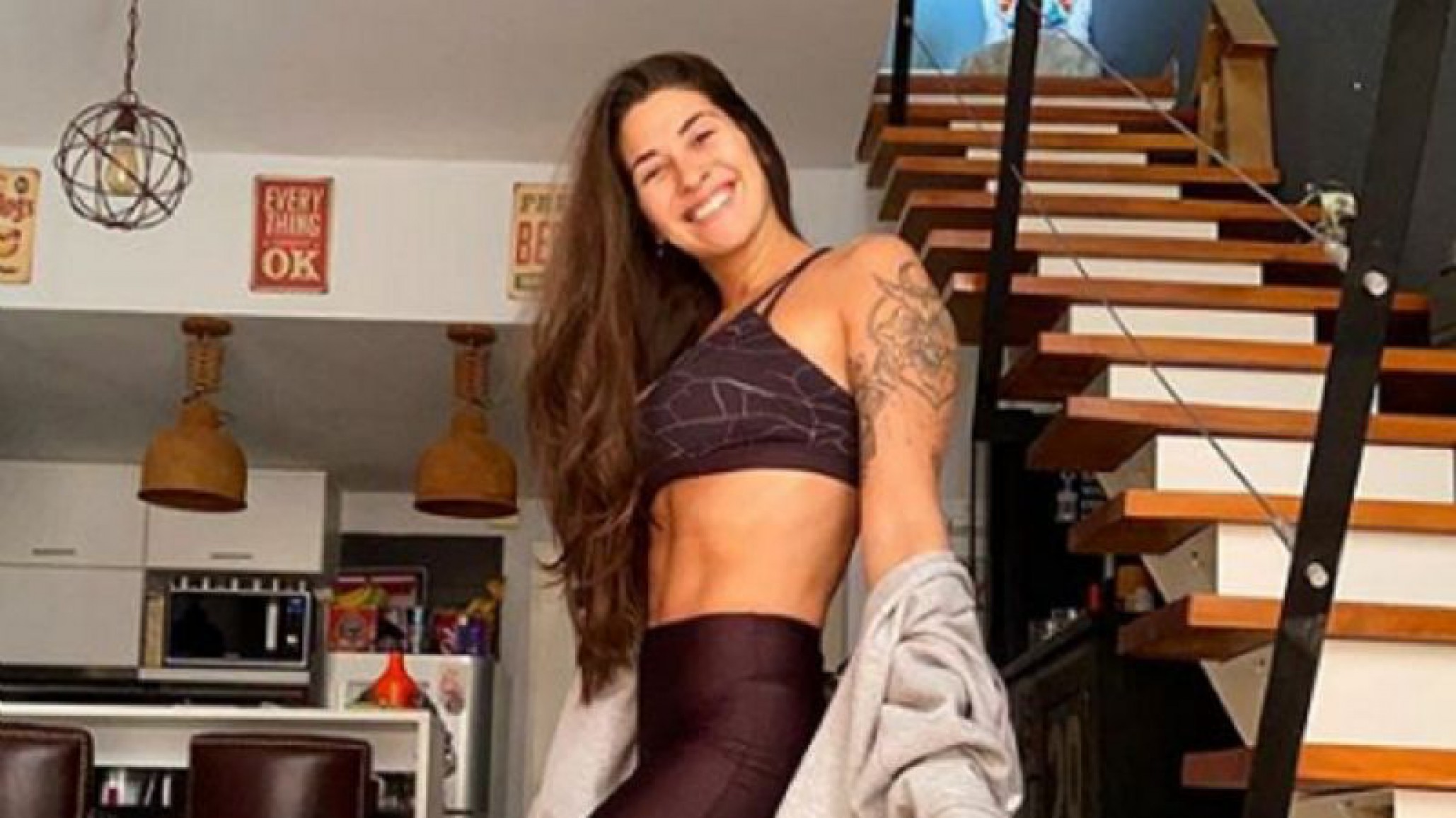 ¡Un fuego! Ivana Nadal redobló la apuesta de usar sólo lencería con un picante topless