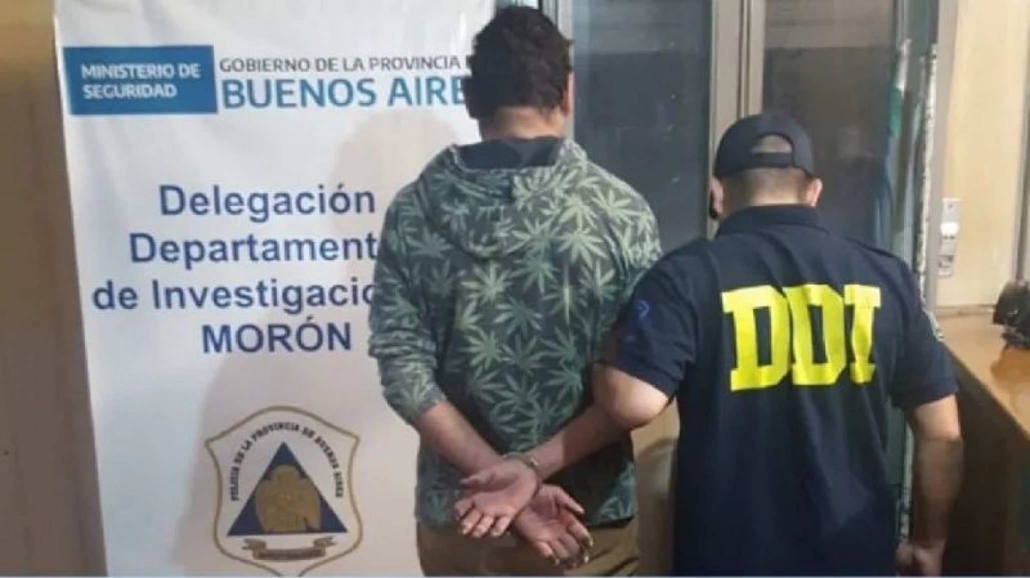 Delincuentes con camisetas de Boca asaltaron un supermercado chino y tirotearon a un policía