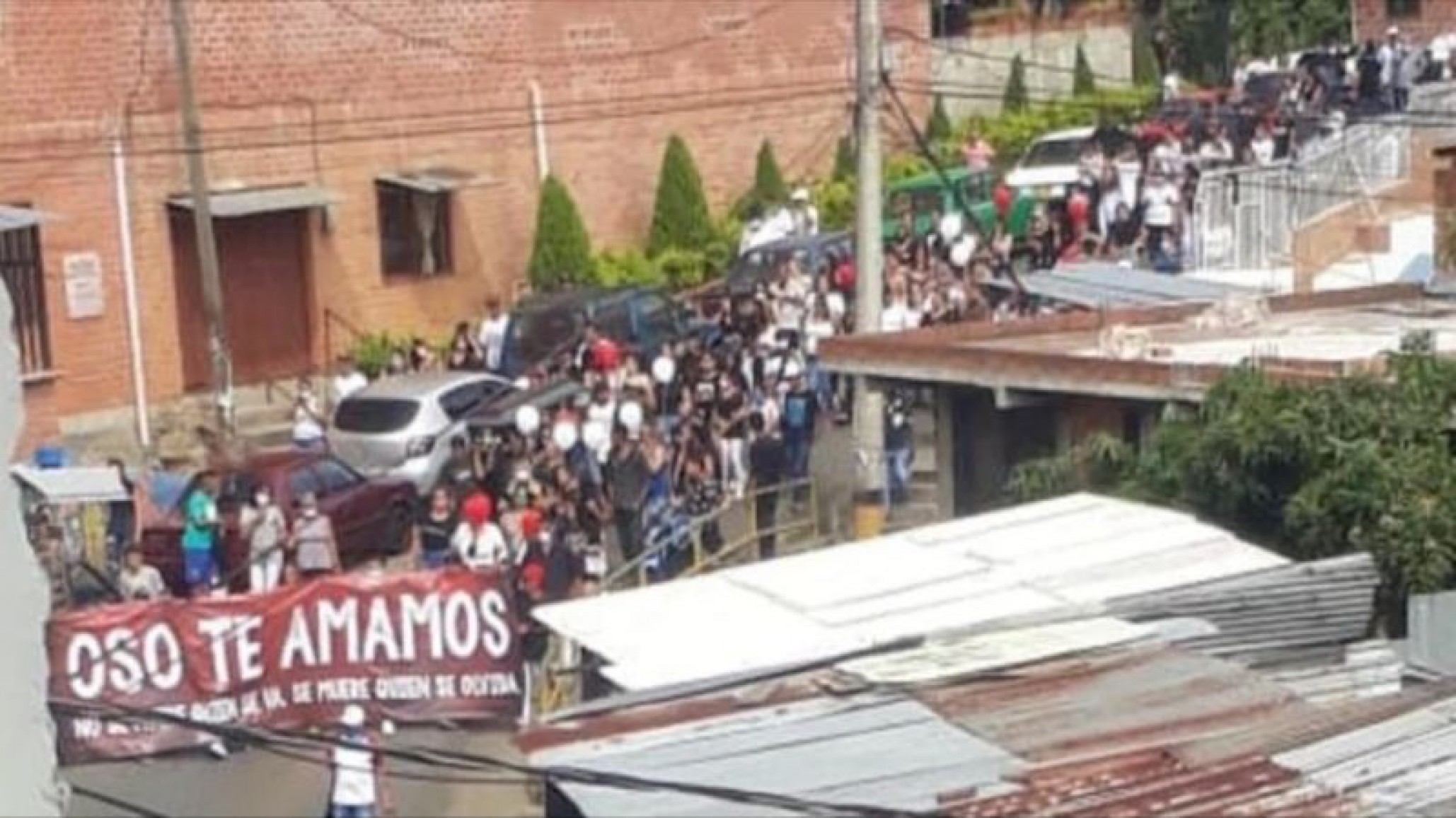 Colombia: procesión multitudinaria violó la cuarentena por el entierro de un jefe criminal