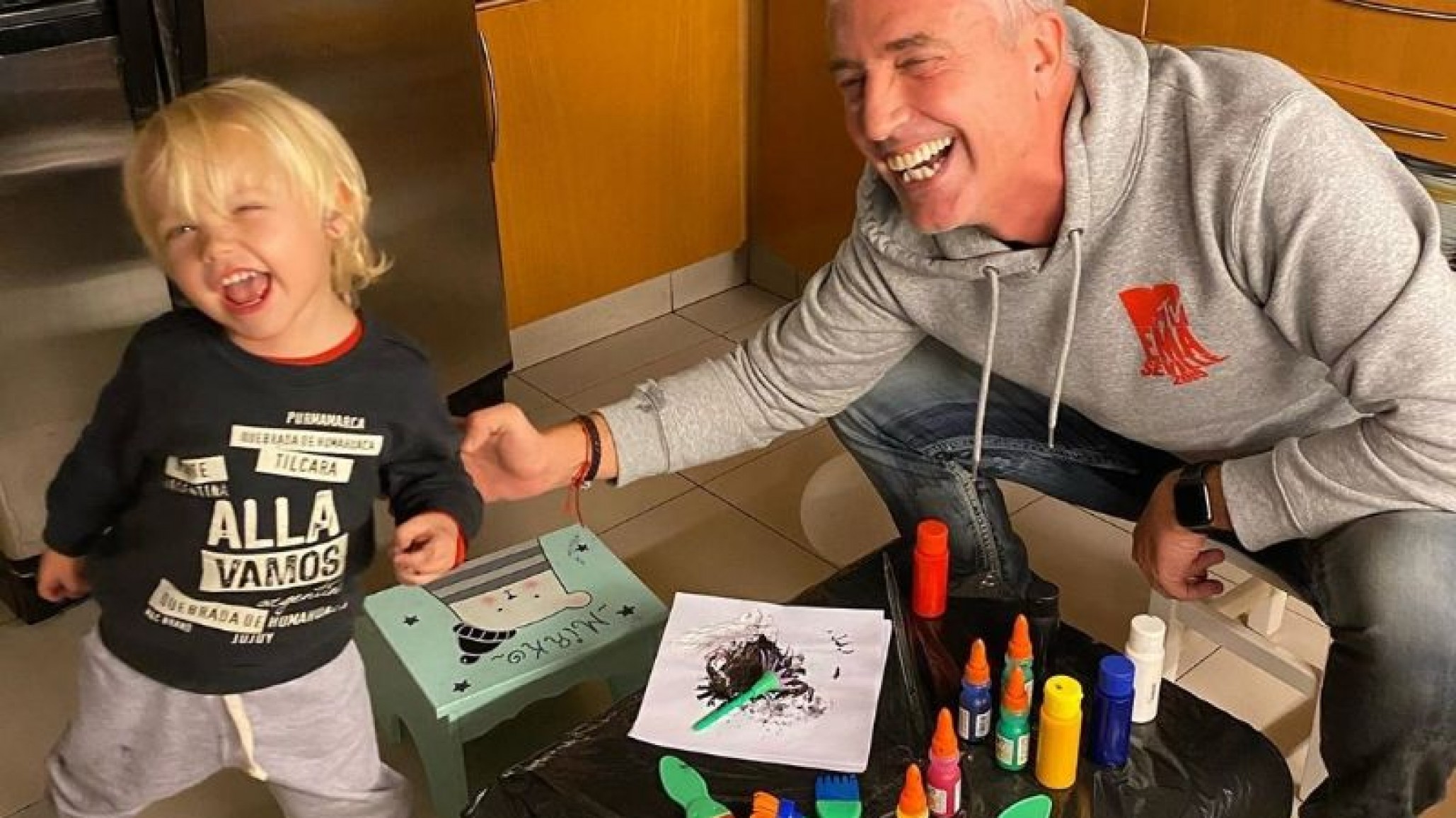 Bebé fit: Mirko pasó la tarde ejercitándose y mostró su tierno entrenamiento