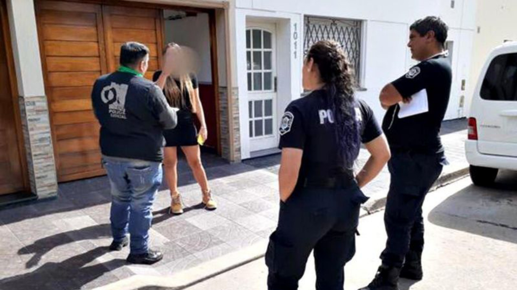 Se escondió en el baúl de un taxi para ver a su novio, lo subió a las redes y ahora la Justicia la denunció por violar la cuarentena