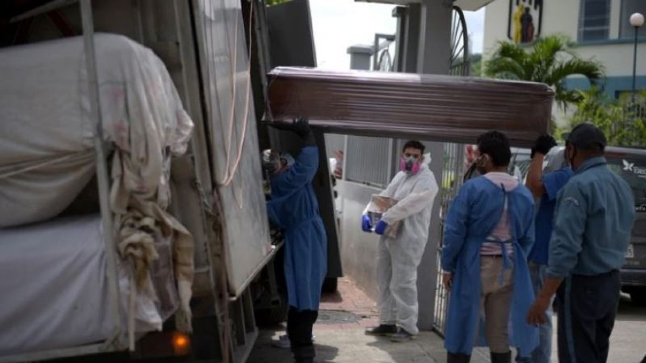 Ecuador: los presos comenzarán a fabricar ataúdes para los muertos por coronavirus