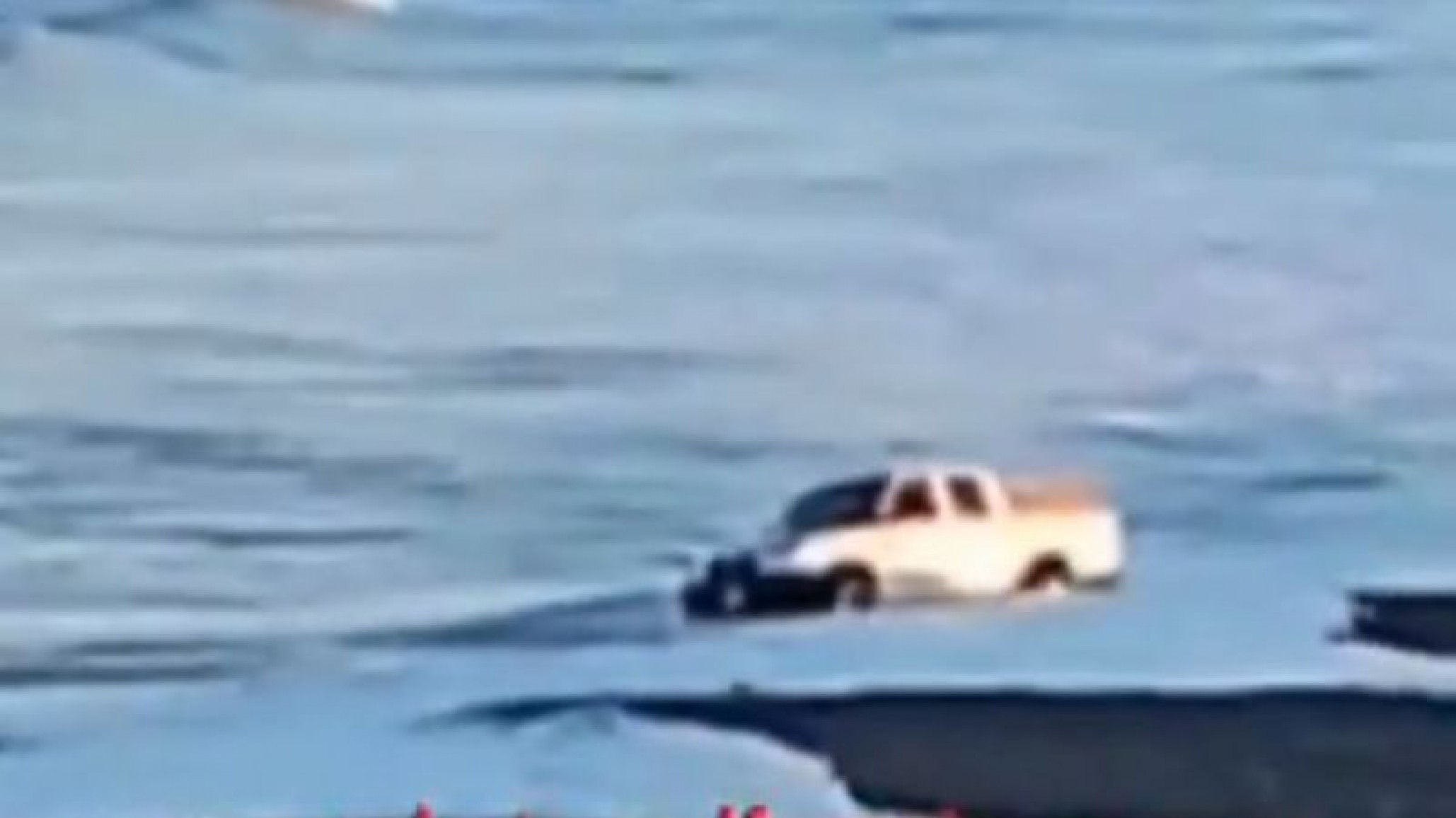 Violó la cuarentena para ir a pescar y el agua le llevó la camioneta