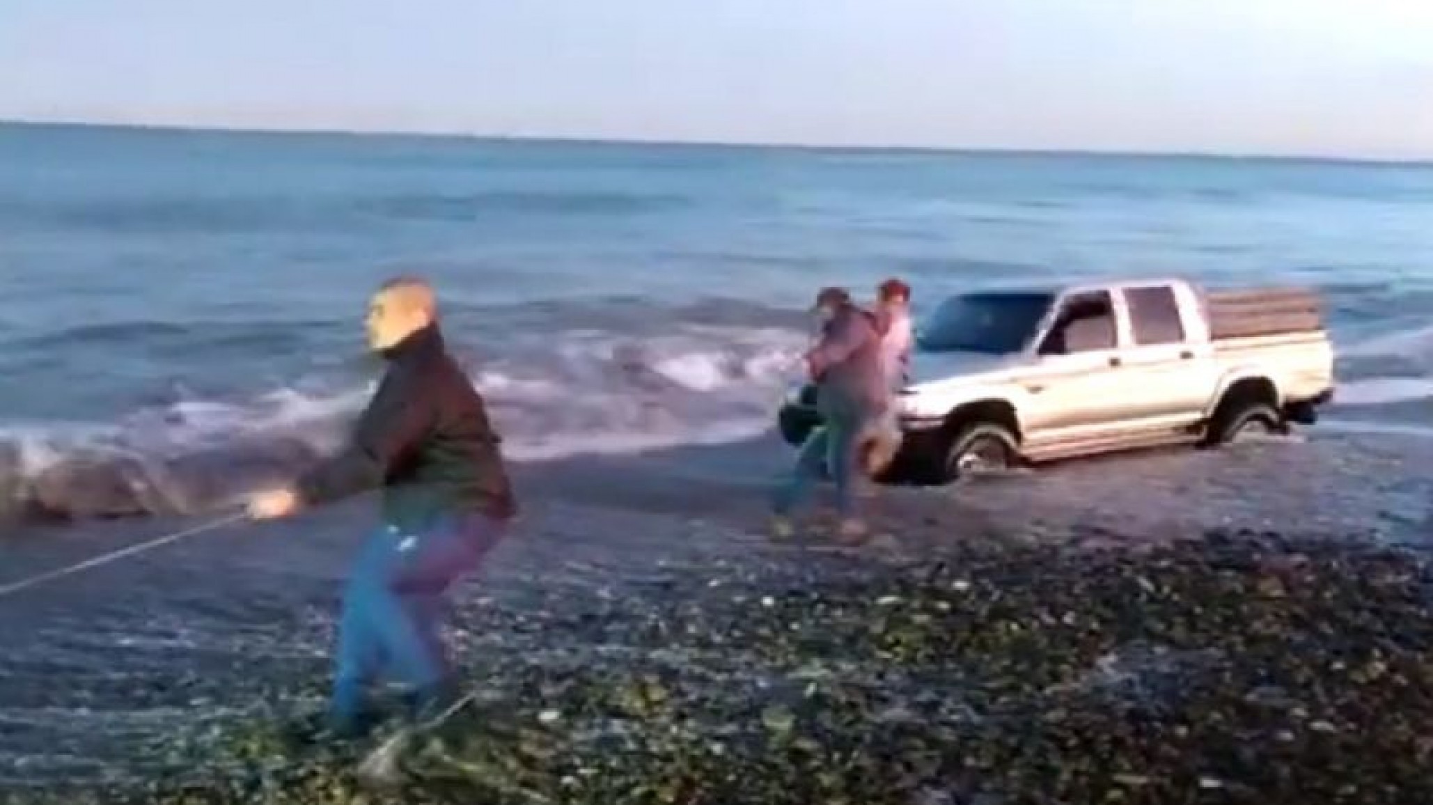 Hizo todo mal: con 1.90 de alcohol en sangre, paseaba con su mujer e hijo, el operativo para rescatar su camioneta en el mar duró hasta las 4 de la mañana