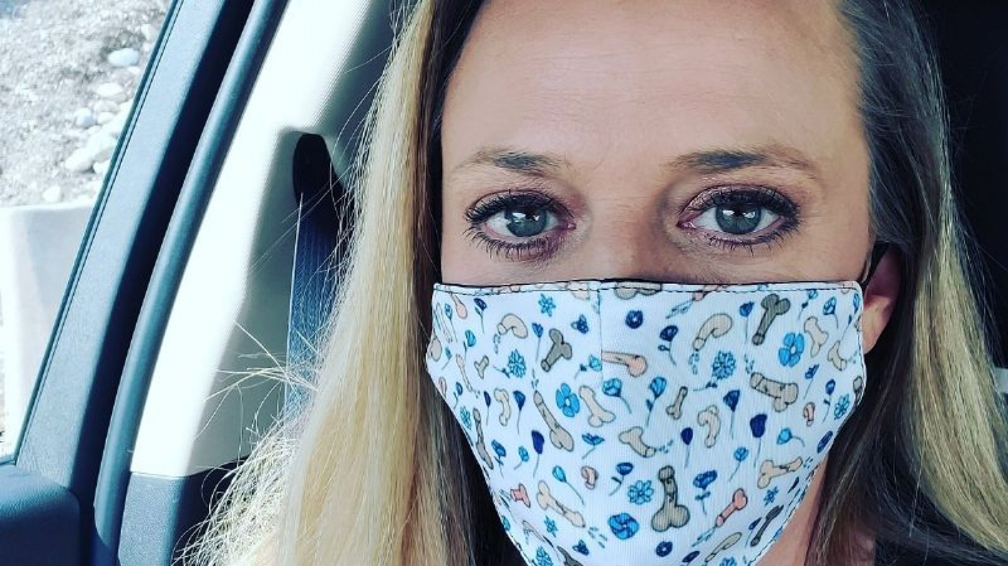 Una terapeuta utiliza barbijos con pequeños penes como una insólita medida de prevención