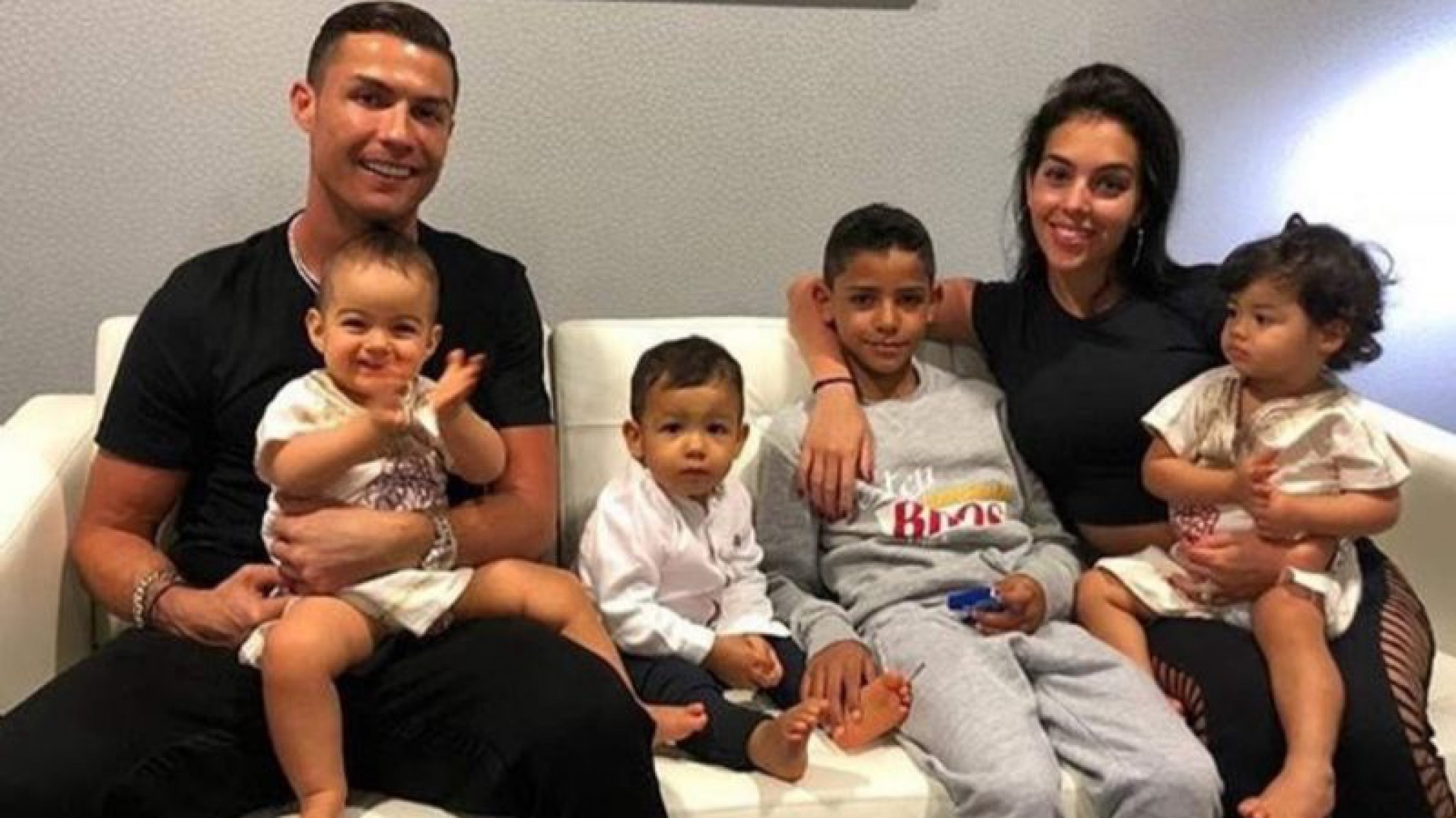 Cristiano Ronaldo y un entrenamiento muy especial: ¡sus hijos como pesas!