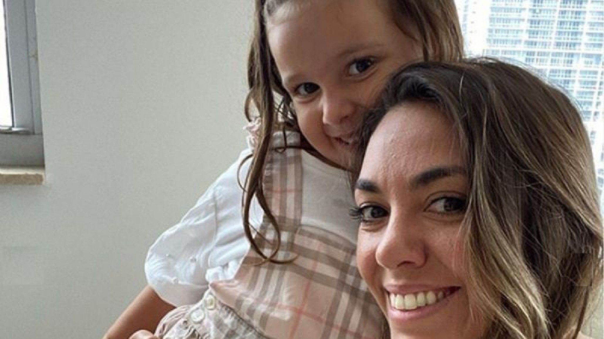 Floppy Tesouro hizo el #PillowChallenge con su hija y fue criticada por fotografiar a la pequeña semidesnuda