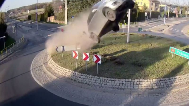 Impresionante Video: Auto despista tras llegar a una rotonda y sale volando