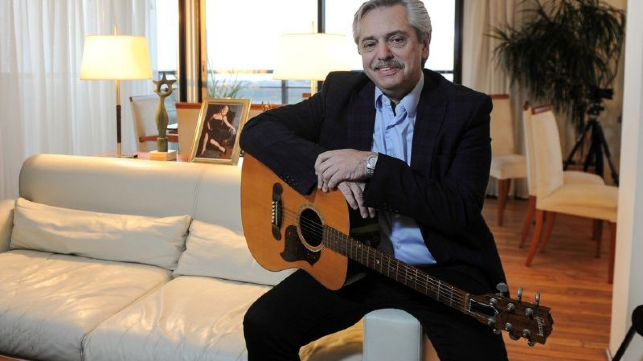 Alberto Fernández fue musicalizador de una radio y recomendó canciones