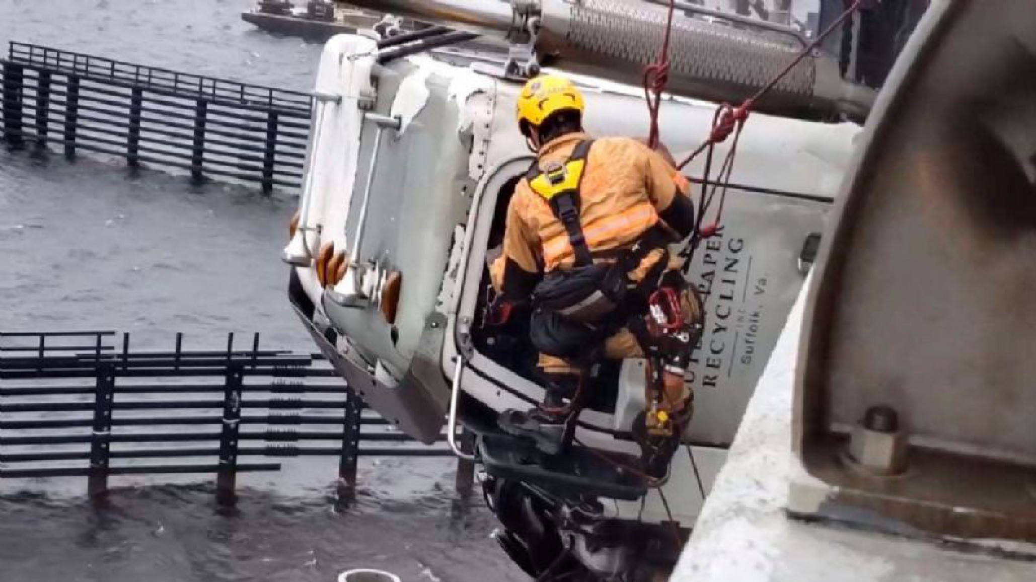 Impactante Video: Bomberos rescatan al conductor de un camión a punto de caerse de un puente