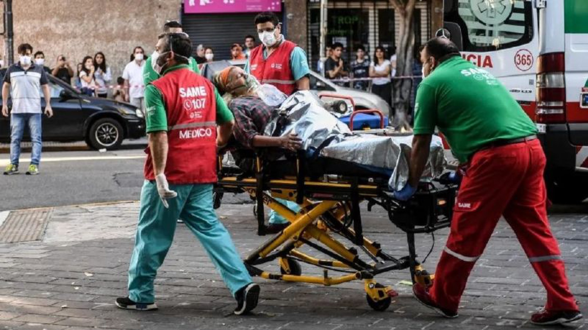 Buenos Aires: Departamento fue consumido por un incendio y una mujer y su hijo debieron ser hospitalizados