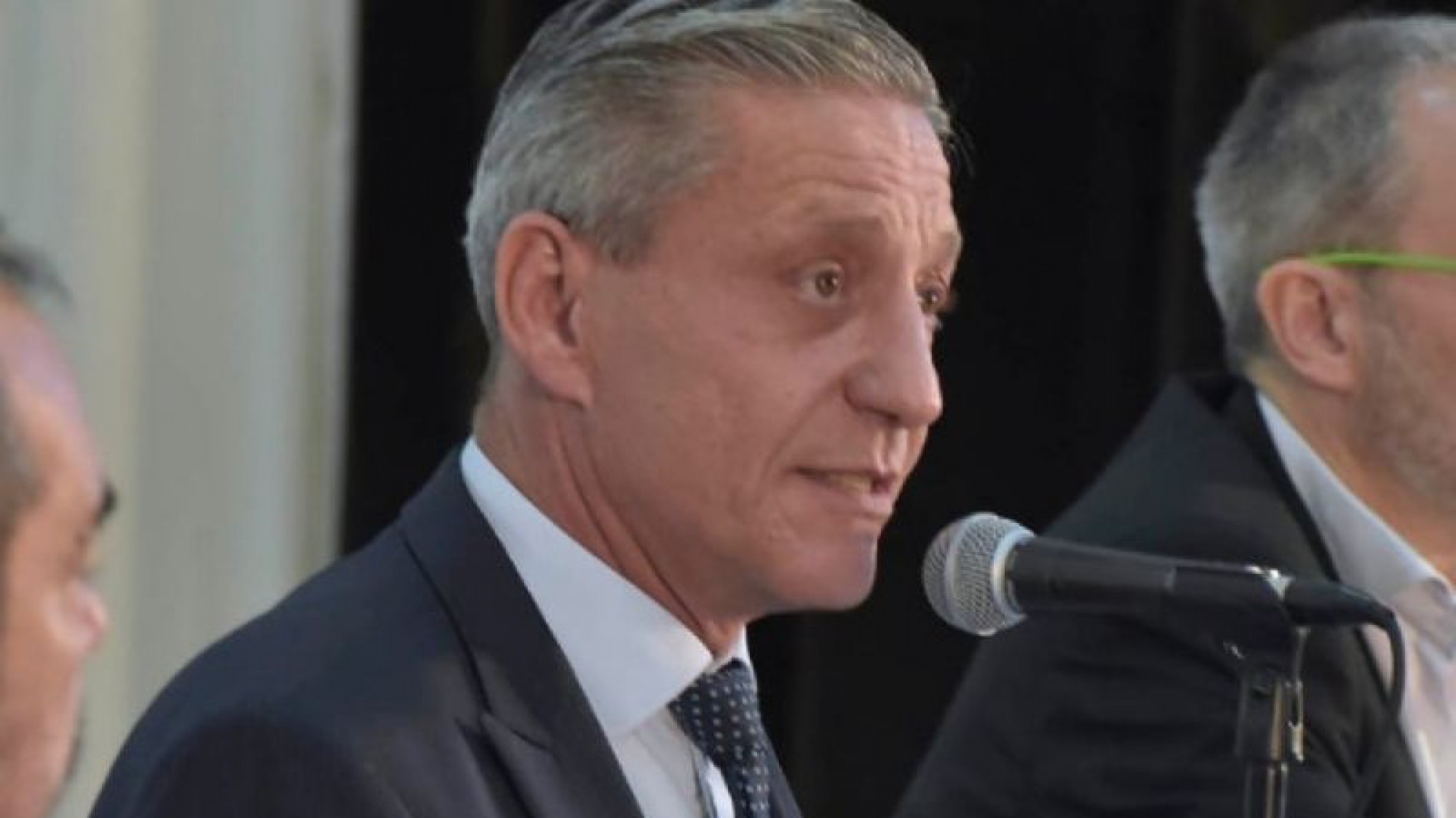 El gobernador de Chubut preocupado por el “ingreso de 300 vehículos sin control”