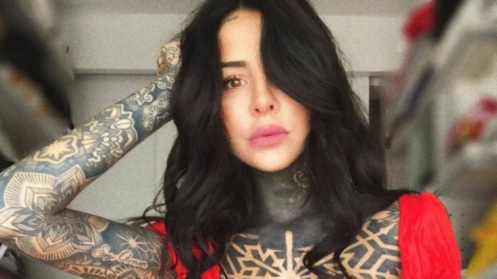 Topless y cama: Cande Tinelli mostró cómo se relaja al llegar a Buenos Aires