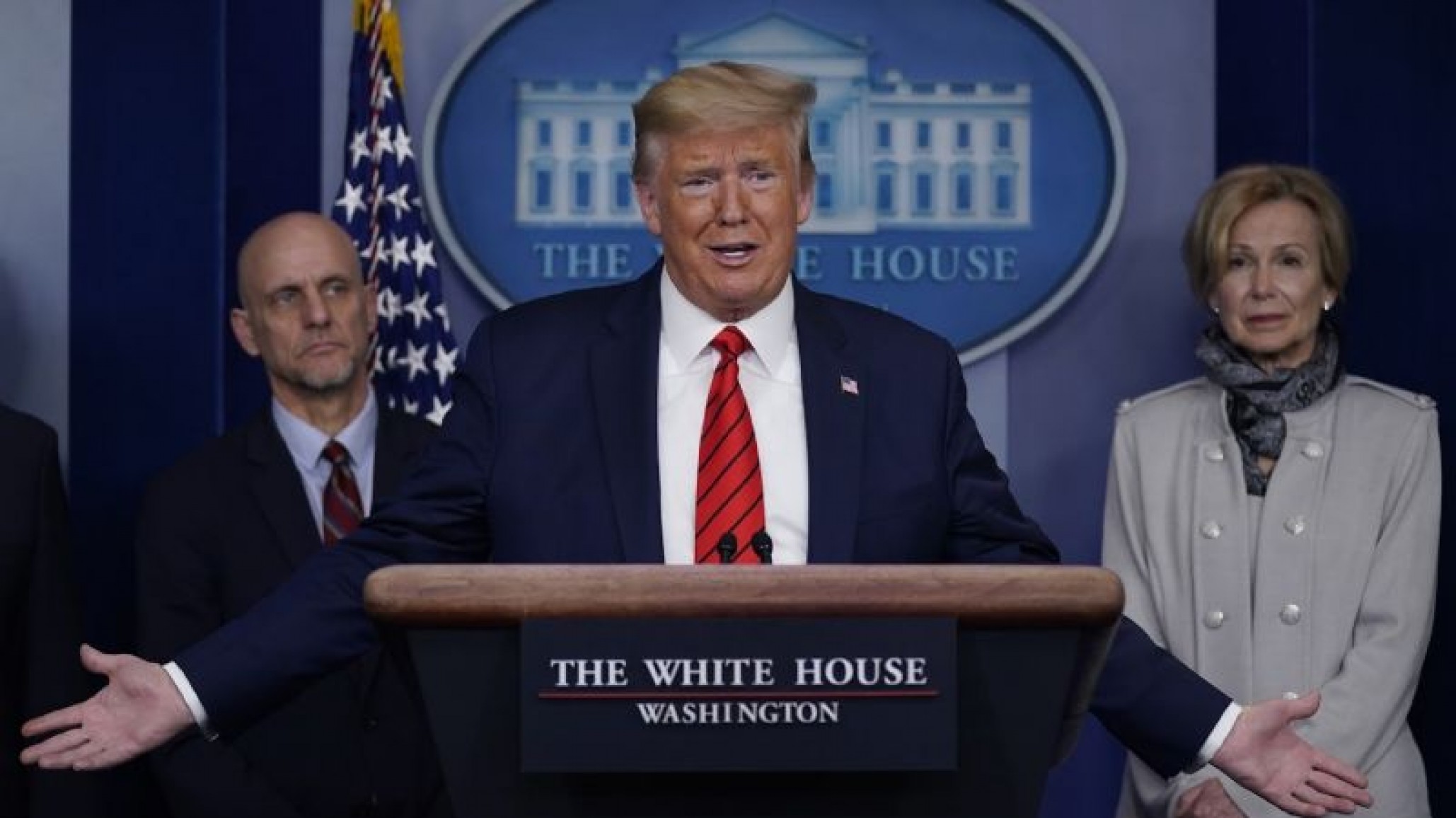 Donald Trump: luz solar y desinfectante para el coronavirus