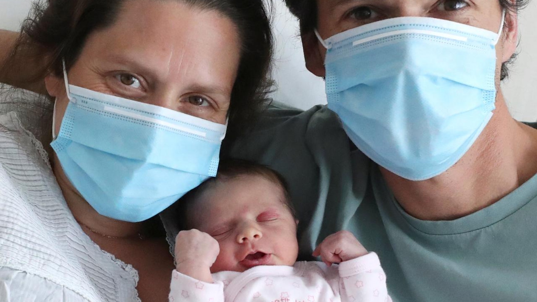 Coronavirus: Madre infectada da a luz a una bebé sana