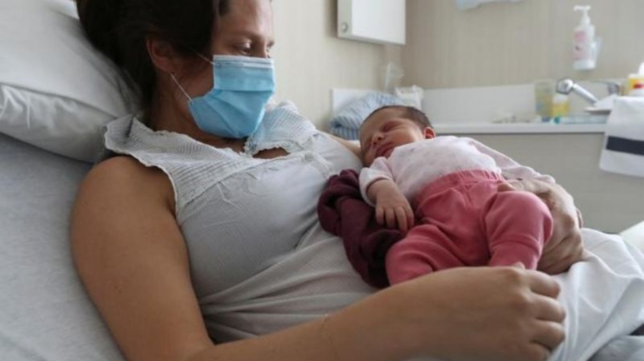 Coronavirus: Madre infectada da a luz a una beba sana