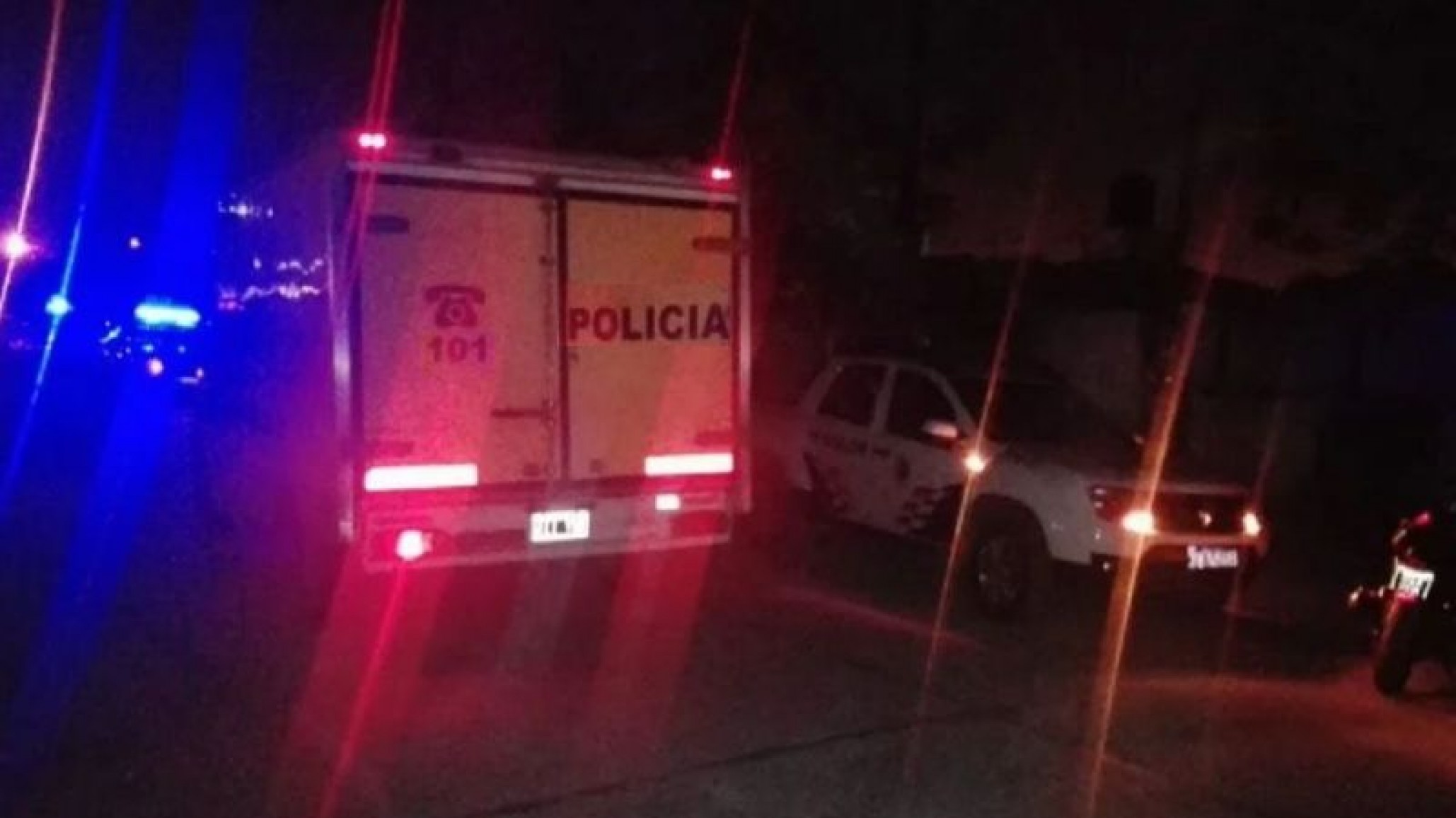 Encandilado por las luces de otro auto, un conductor chocó y mató a una mujer
