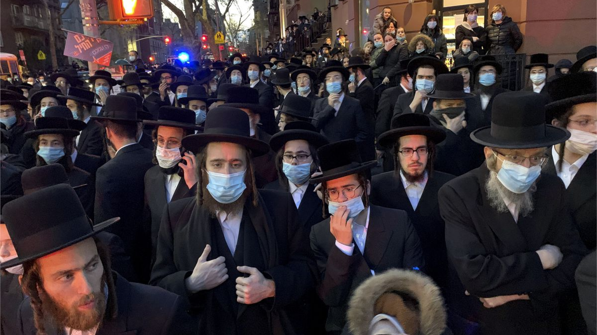 Por un funeral judío, una multitud rompió la cuarentena
