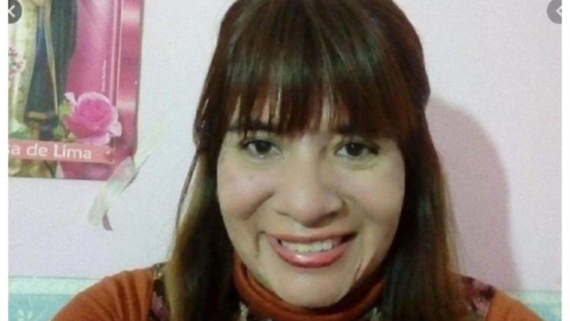 Pidió ayuda, la policía fue pero no entró a la casa y apareció muerta