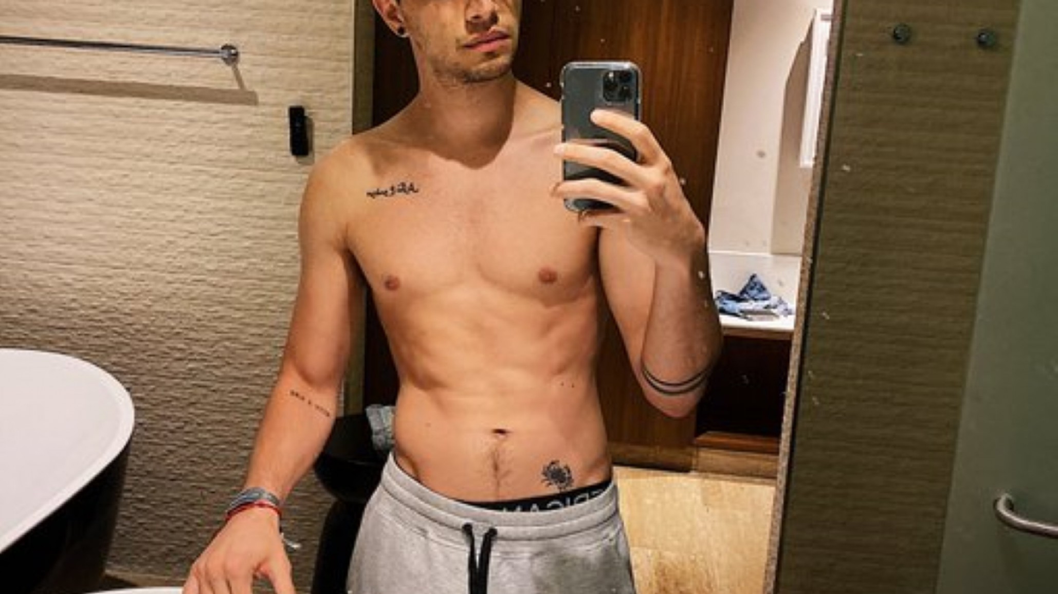 Julián Serrano pregunta “¿hay gente q defiende violadores?”