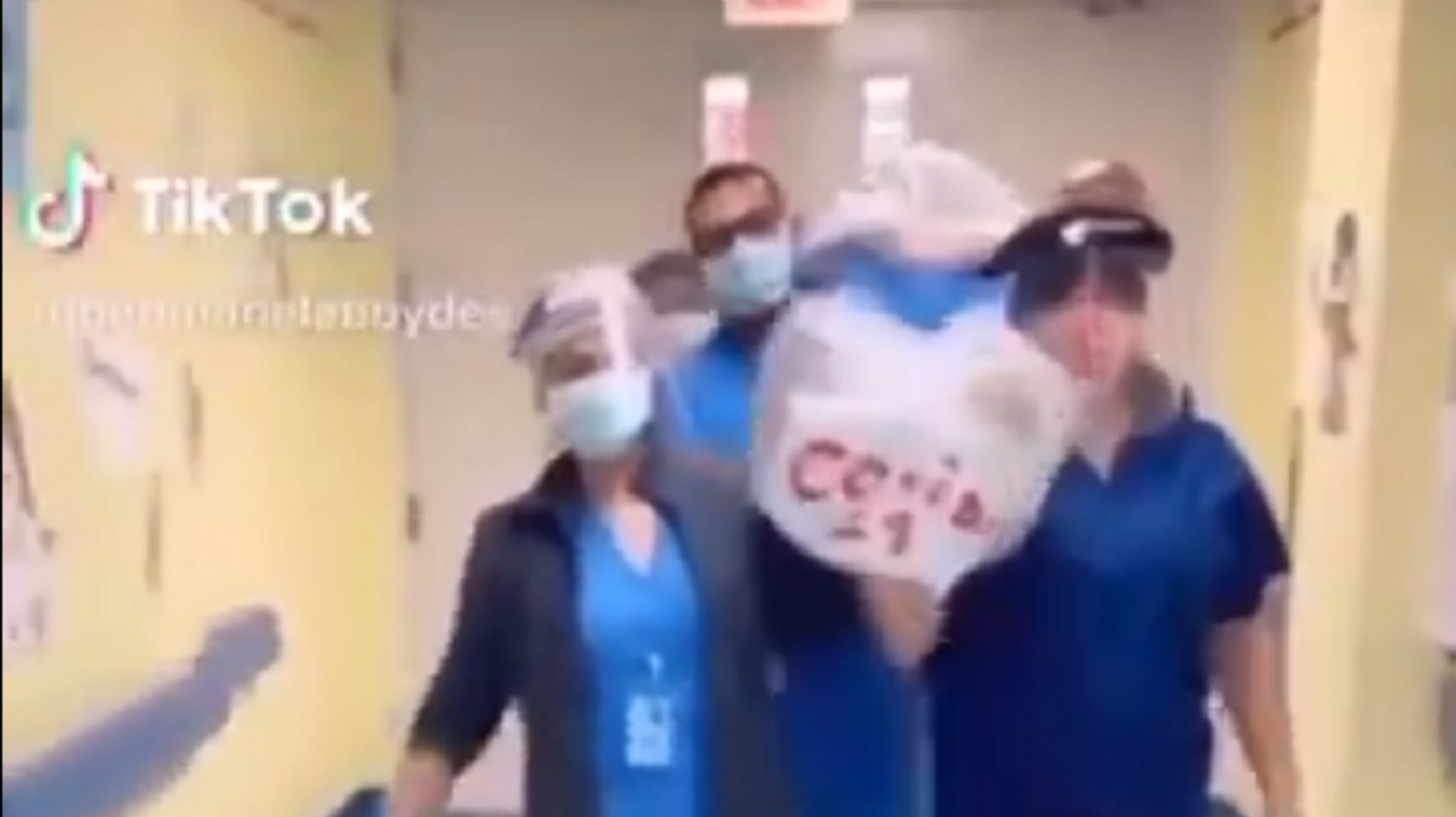 Enfermeros bailan con el supuesto cadáver de un paciente