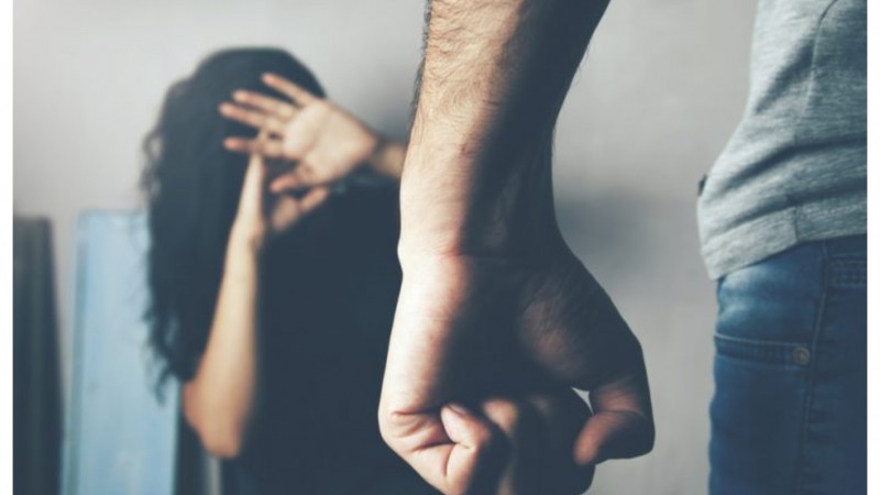 Se interpuso para que su marido no golpeará a su hija y recibió una brutal golpiza