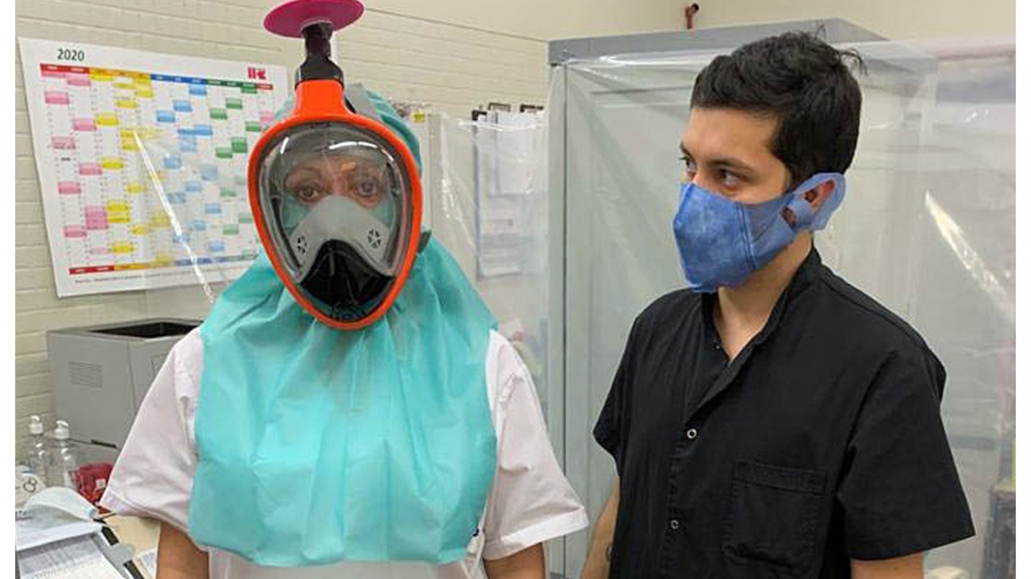 Adaptan máscaras de buceo para proteger al personal de salud