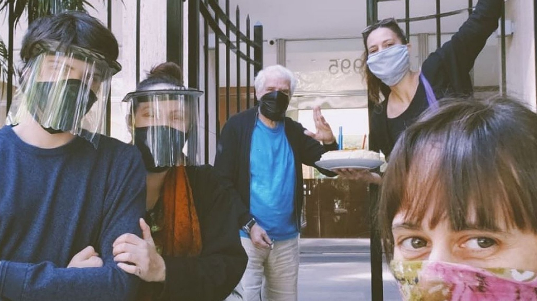 Connie Ansaldi festejó el cumpleaños de su papá en la vereda