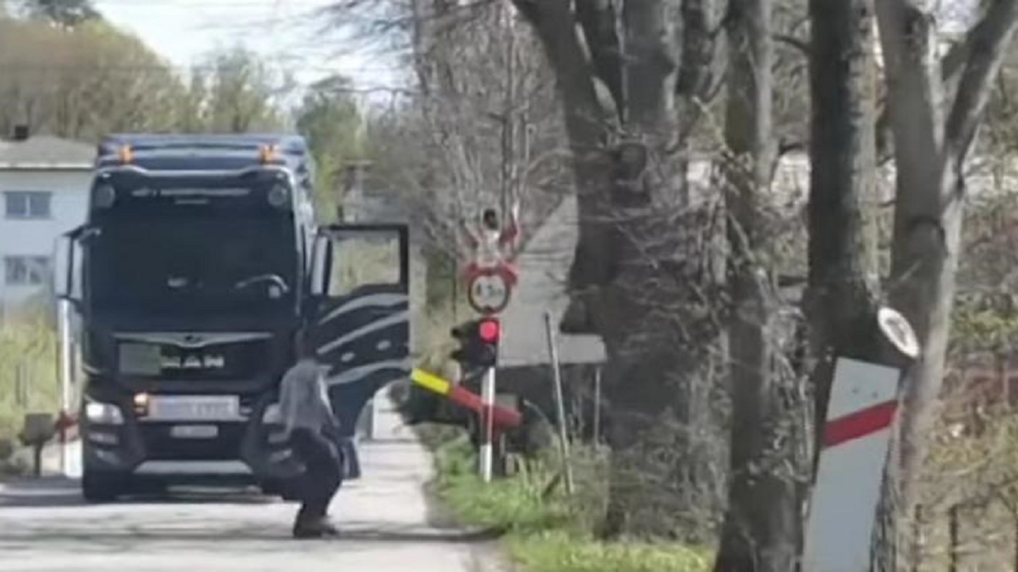 Video: Un tren embiste a un camión detenido en las vías