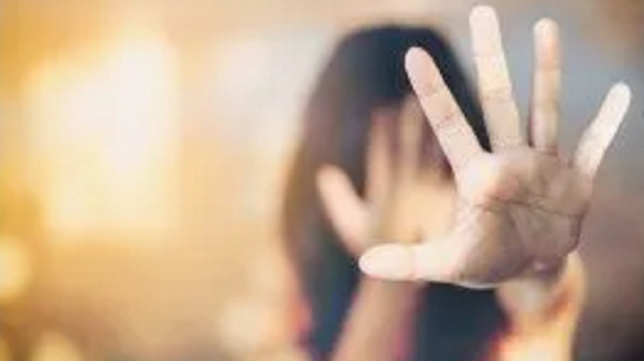 Lo detuvieron por rociar a su novia con alcohol y prenderla fuego