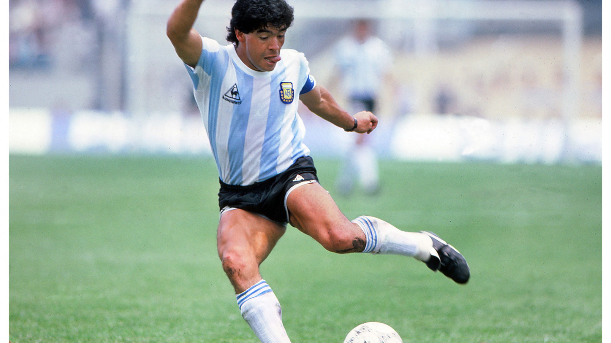 Diego Maradona donó una camiseta para ayudar a un merendero
